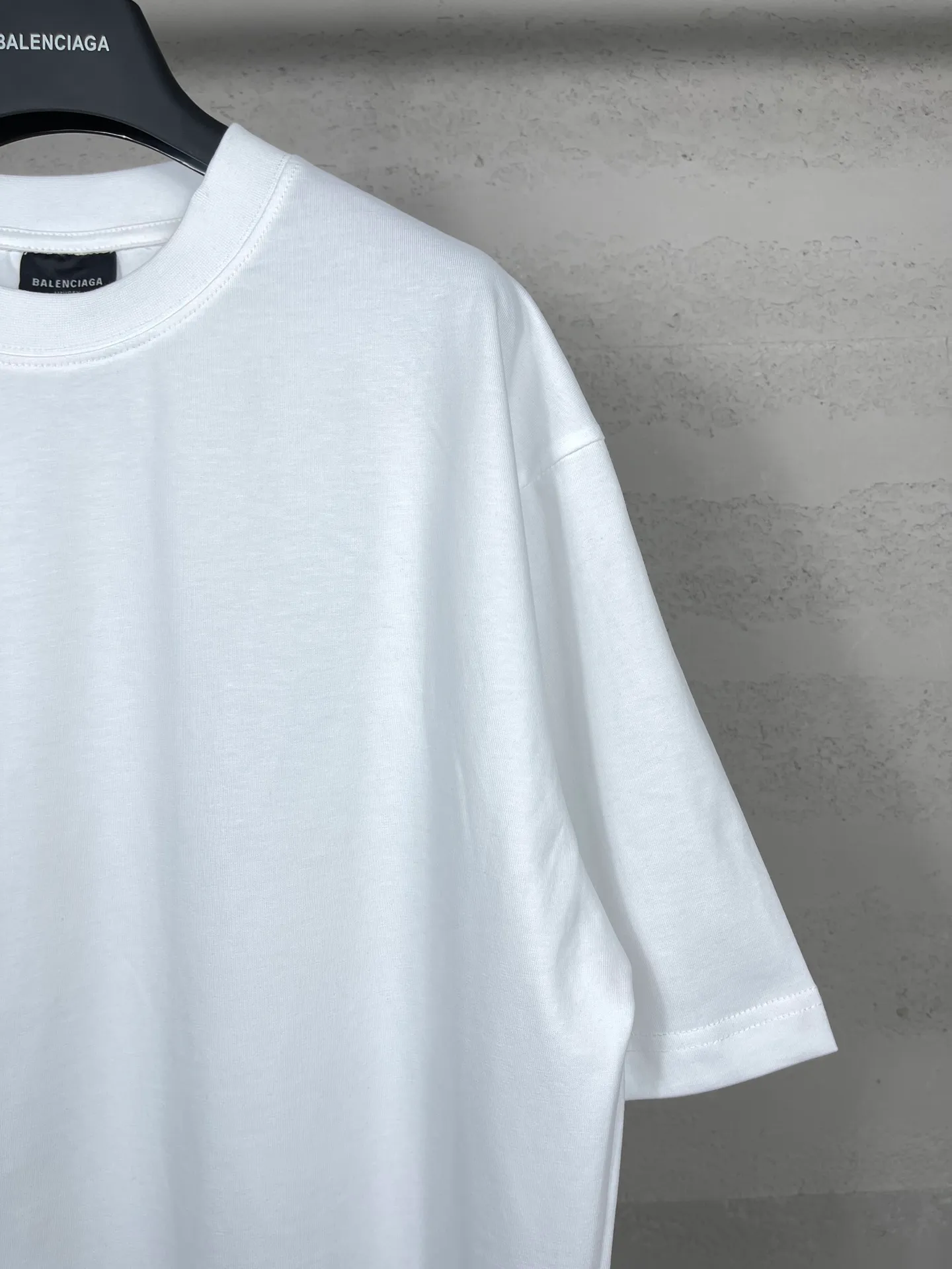 🅿️166 Actual pictures [Top version. Official website quality] BALENCI*GA/Paris. 2024 new style. Short-sleeved T-shirt with sticky notes on the hem. The sticky notes are customized according to Y board quality, and the unique color of the fabric is customized and dyed according to the original product, unlike the ordinary black fabrics on the market. Brick cabinets are synchronized. Genuine products are developed at the first time, and you can print and compare! The fabric is made of Paris ZP custom-woven and dyed cotton double yarn. Weighing 260 grams, the cloth surface is clean. The cloth pattern is clear, soft and comfortable. The threads are dyed with no color difference. The sticky note labels are made of original imported labels and should not turn yellow or fall off. The version adopts OS loose shoulder design. Same style for men and women. Code: BL223356 Color: dark purple, white, yellow. Size: XS to L