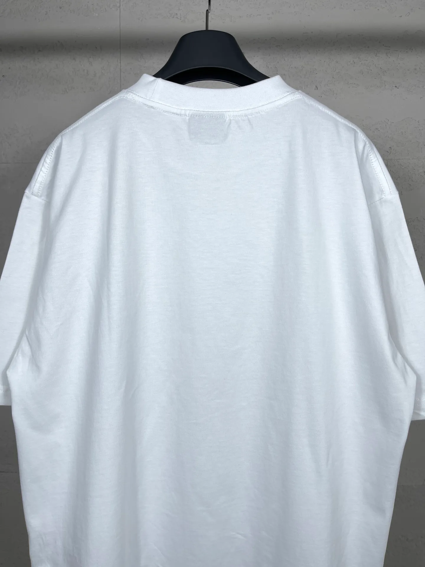 🅿️166 Actual pictures [Top version. Official website quality] BALENCI*GA/Paris. 2024 new style. Short-sleeved T-shirt with sticky notes on the hem. The sticky notes are customized according to Y board quality, and the unique color of the fabric is customized and dyed according to the original product, unlike the ordinary black fabrics on the market. Brick cabinets are synchronized. Genuine products are developed at the first time, and you can print and compare! The fabric is made of Paris ZP custom-woven and dyed cotton double yarn. Weighing 260 grams, the cloth surface is clean. The cloth pattern is clear, soft and comfortable. The threads are dyed with no color difference. The sticky note labels are made of original imported labels and should not turn yellow or fall off. The version adopts OS loose shoulder design. Same style for men and women. Code: BL223356 Color: dark purple, white, yellow. Size: XS to L