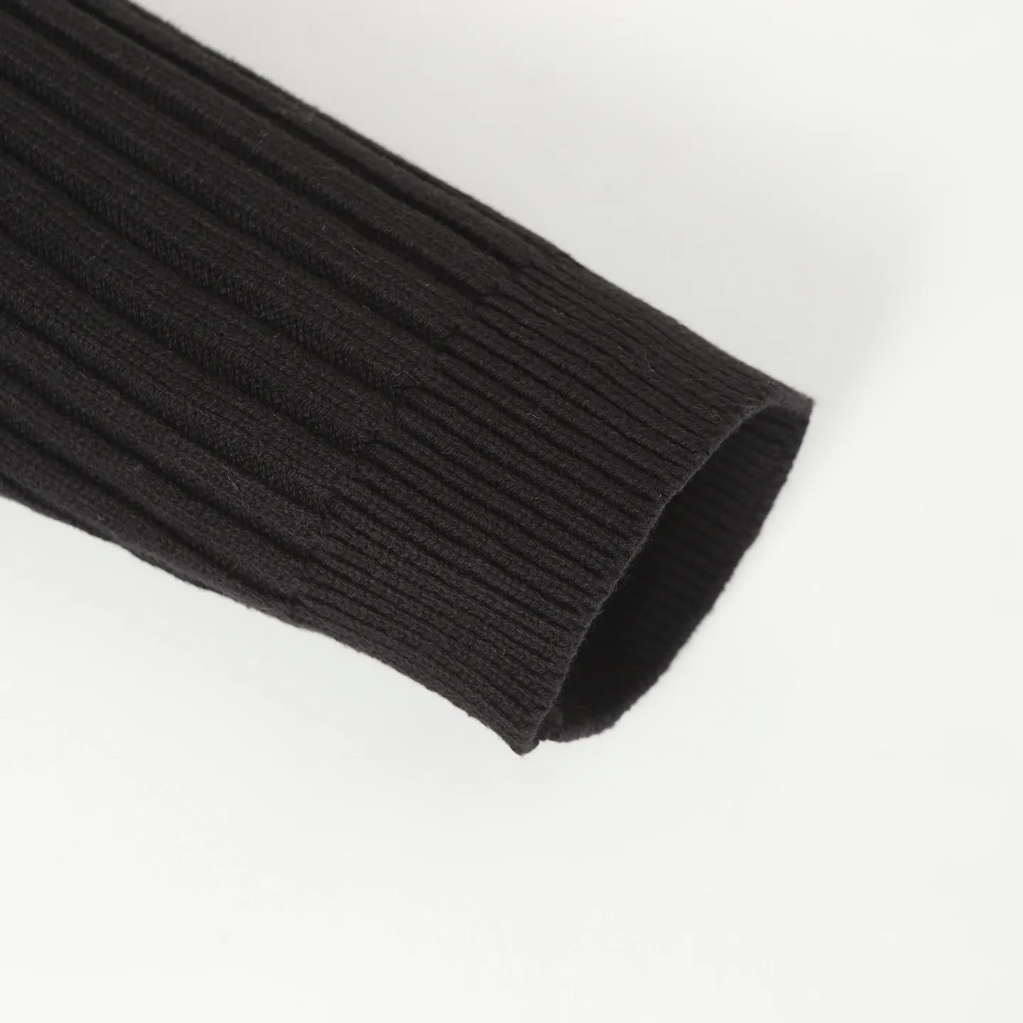 🅿️490 BLCG 25FW high-neck half-zip sweater with armbands. The core craftsmanship of this single product lies in the cross-border fusion of high-tech lamination and traditional knitting. The basis of ready-made garments is high-elastic coarse pit knitting, which achieves strong three-dimensional texture and excellent elasticity through thick gauge and special yarns. The elastic characteristics are mainly characterized by high rebound, multi-directional extension and excellent recovery. Relying on the natural structural stretch of the rough ribbed structure and combining it with high-elastic yarns, it has high stretchability in both the longitudinal and transverse directions (up to 6-10cm). It has no sense of restraint when moving, and can quickly return to its original shape, resist wrinkles, maintain shape, and avoid sagging. The iconic black polyurethane tape is precisely sewn onto the uneven knitted surface. At the same time, the elasticity of the underlying knitted structure must not be damaged, and the luster and toughness of the strip itself should be maintained, integrating the decorative strip and the functional structure into one. Size:S/M/L
