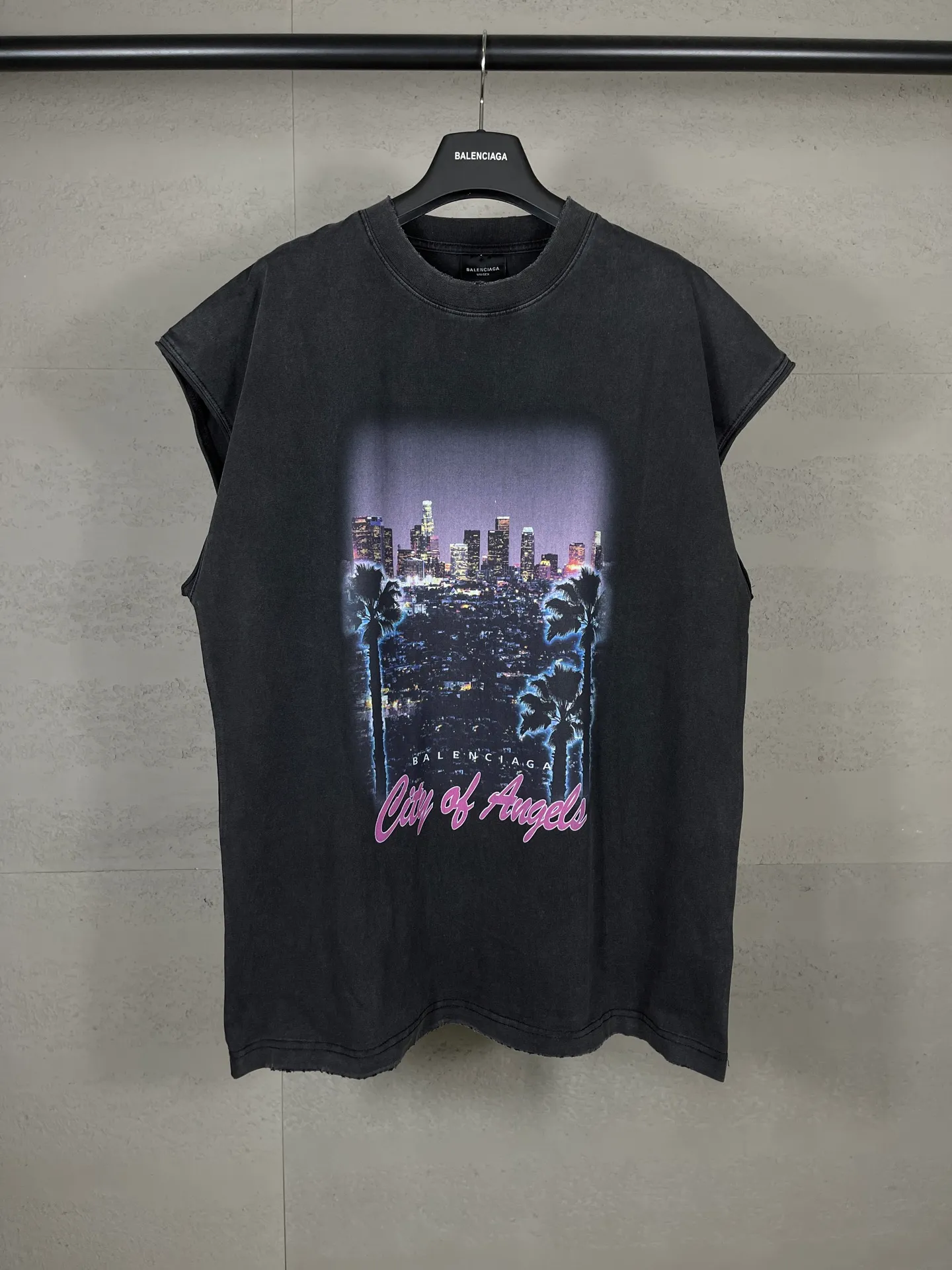 🅿️180 real shots [Top version. Official website quality] BALENCI*GA/25 new model. Garment-washed sleeveless T-shirt with Los Angeles night scene direct-printed print on the front #SS25 latest style. Research and development at the first time, different market currencies. Comparisons welcome. The fabric is made of Paris ZP custom-woven and dyed cotton double yarn. Weighing 260 grams, the cloth surface is clean. The cloth pattern is clear, soft and comfortable. The threads are dyed with no color difference. Printing adopts computer direct printing. Garments are washed and aged. Jubie market currency. Welcome to compare. The version adopts OS loose shoulder design. Same style for men and women. Code: BL253696 Color: washed black Size: XS S M L