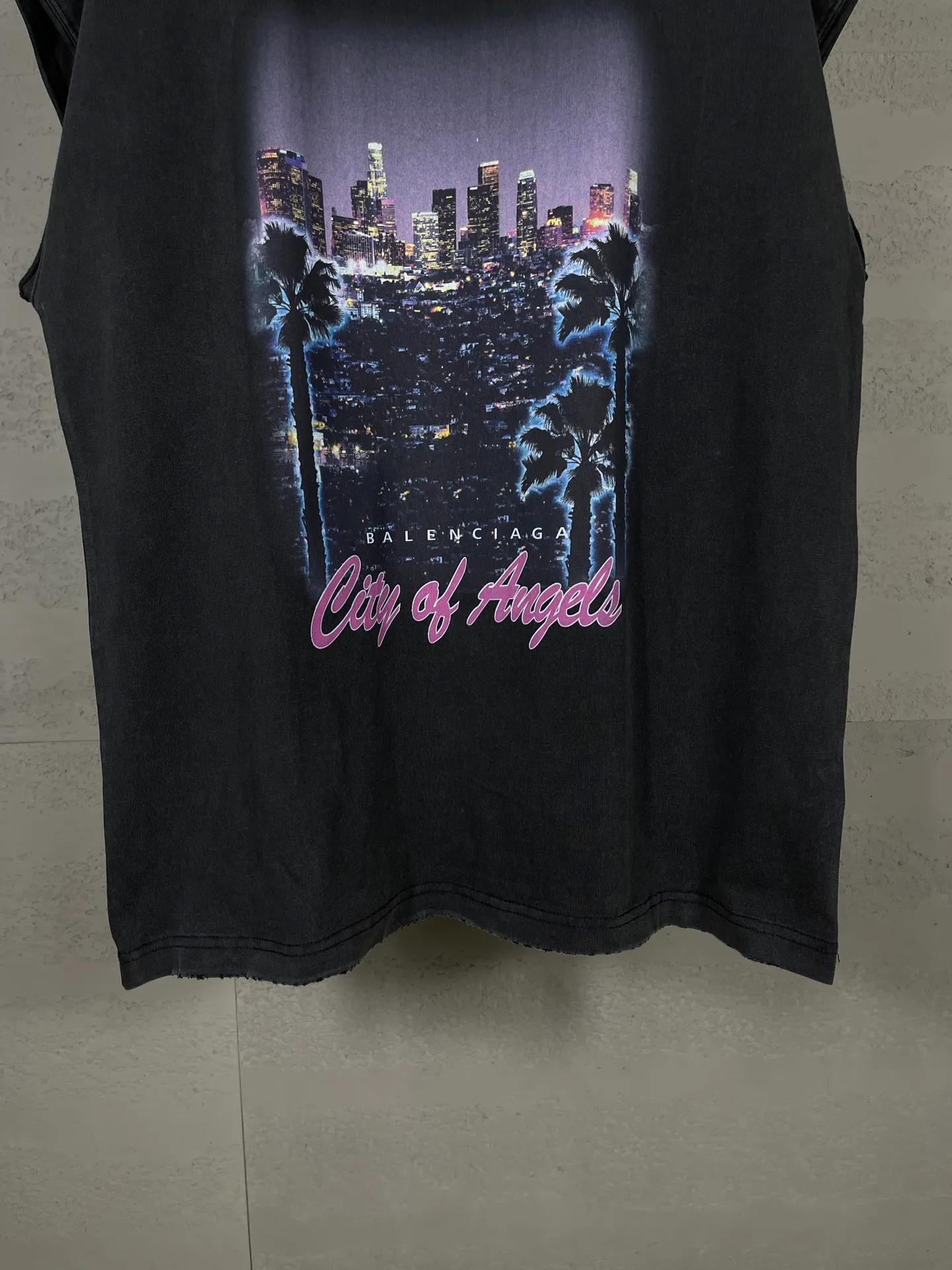 🅿️180 real shots [Top version. Official website quality] BALENCI*GA/25 new model. Garment-washed sleeveless T-shirt with Los Angeles night scene direct-printed print on the front #SS25 latest style. Research and development at the first time, different market currencies. Comparisons welcome. The fabric is made of Paris ZP custom-woven and dyed cotton double yarn. Weighing 260 grams, the cloth surface is clean. The cloth pattern is clear, soft and comfortable. The threads are dyed with no color difference. Printing adopts computer direct printing. Garments are washed and aged. Jubie market currency. Welcome to compare. The version adopts OS loose shoulder design. Same style for men and women. Code: BL253696 Color: washed black Size: XS S M L