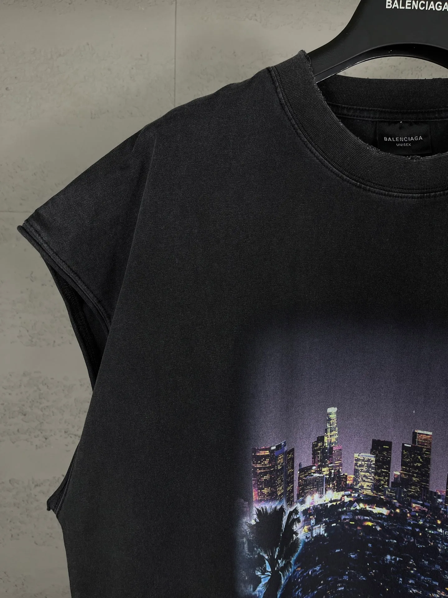 🅿️180 real shots [Top version. Official website quality] BALENCI*GA/25 new model. Garment-washed sleeveless T-shirt with Los Angeles night scene direct-printed print on the front #SS25 latest style. Research and development at the first time, different market currencies. Comparisons welcome. The fabric is made of Paris ZP custom-woven and dyed cotton double yarn. Weighing 260 grams, the cloth surface is clean. The cloth pattern is clear, soft and comfortable. The threads are dyed with no color difference. Printing adopts computer direct printing. Garments are washed and aged. Jubie market currency. Welcome to compare. The version adopts OS loose shoulder design. Same style for men and women. Code: BL253696 Color: washed black Size: XS S M L