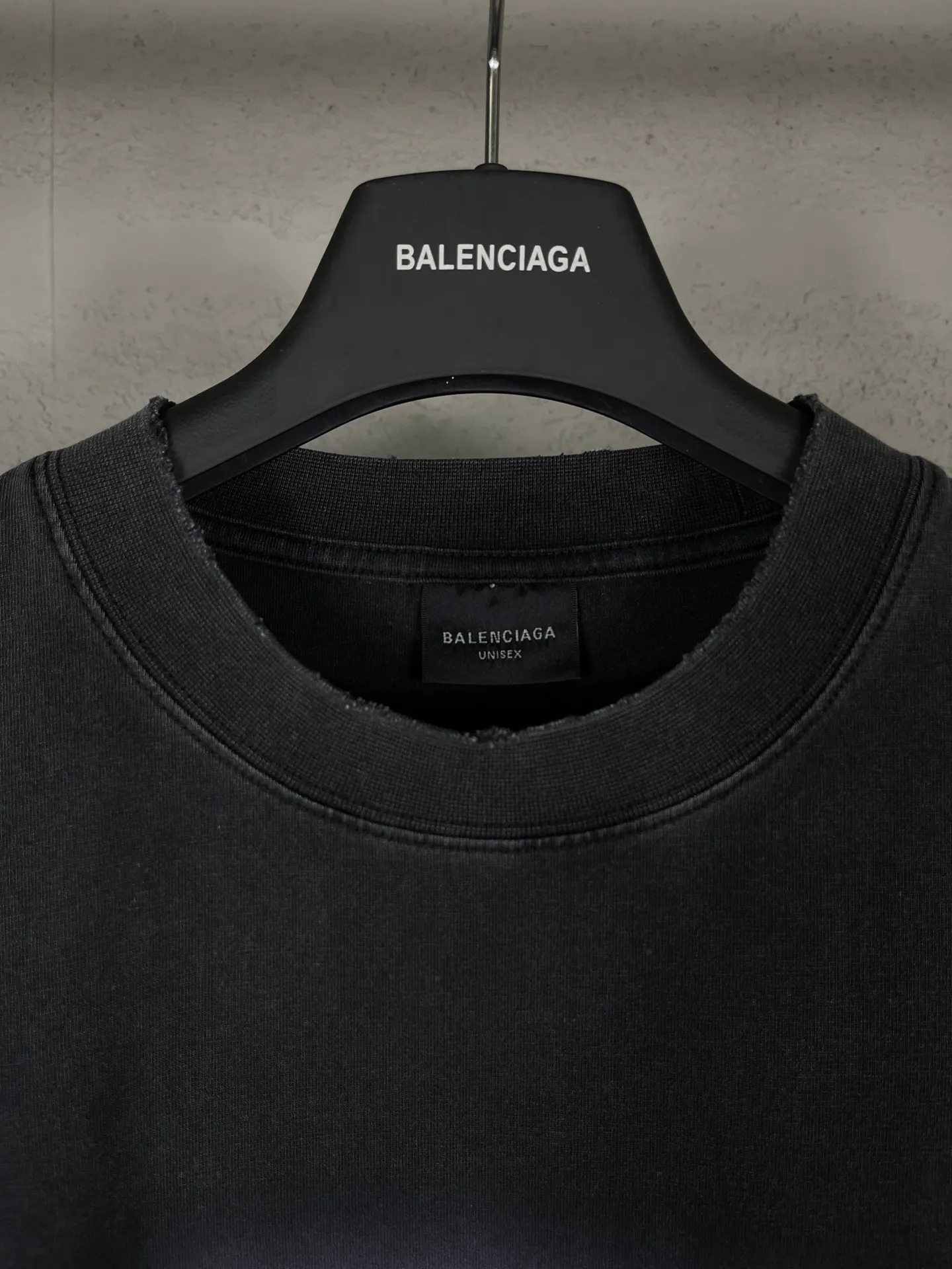 🅿️180 real shots [Top version. Official website quality] BALENCI*GA/25 new model. Garment-washed sleeveless T-shirt with Los Angeles night scene direct-printed print on the front #SS25 latest style. Research and development at the first time, different market currencies. Comparisons welcome. The fabric is made of Paris ZP custom-woven and dyed cotton double yarn. Weighing 260 grams, the cloth surface is clean. The cloth pattern is clear, soft and comfortable. The threads are dyed with no color difference. Printing adopts computer direct printing. Garments are washed and aged. Jubie market currency. Welcome to compare. The version adopts OS loose shoulder design. Same style for men and women. Code: BL253696 Color: washed black Size: XS S M L