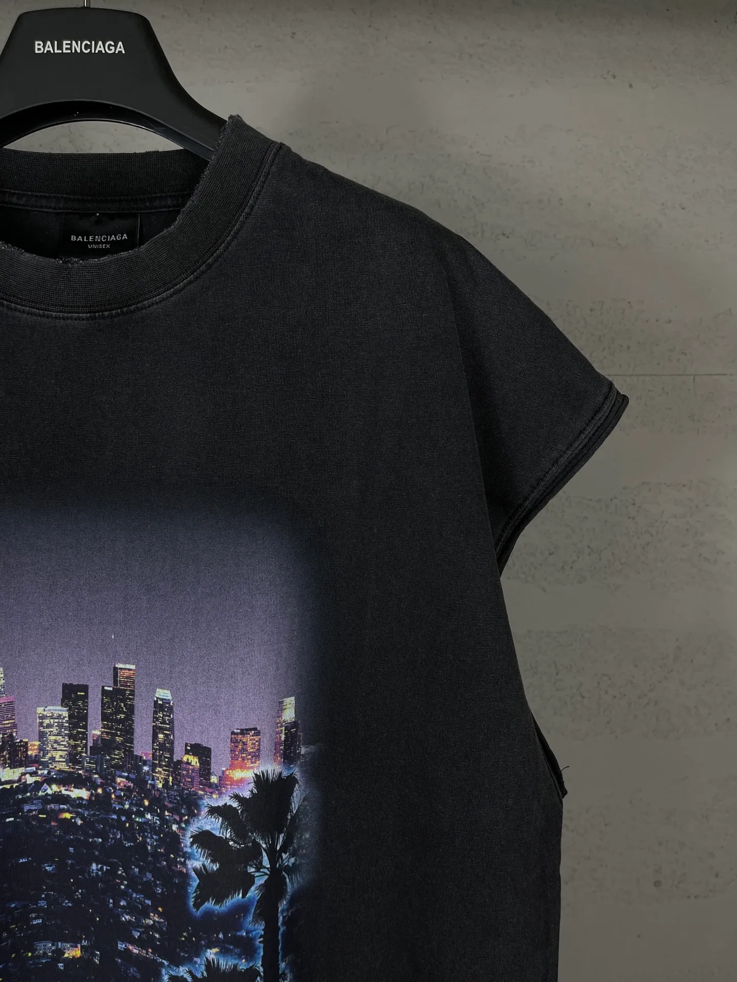 🅿️180 real shots [Top version. Official website quality] BALENCI*GA/25 new model. Garment-washed sleeveless T-shirt with Los Angeles night scene direct-printed print on the front #SS25 latest style. Research and development at the first time, different market currencies. Comparisons welcome. The fabric is made of Paris ZP custom-woven and dyed cotton double yarn. Weighing 260 grams, the cloth surface is clean. The cloth pattern is clear, soft and comfortable. The threads are dyed with no color difference. Printing adopts computer direct printing. Garments are washed and aged. Jubie market currency. Welcome to compare. The version adopts OS loose shoulder design. Same style for men and women. Code: BL253696 Color: washed black Size: XS S M L
