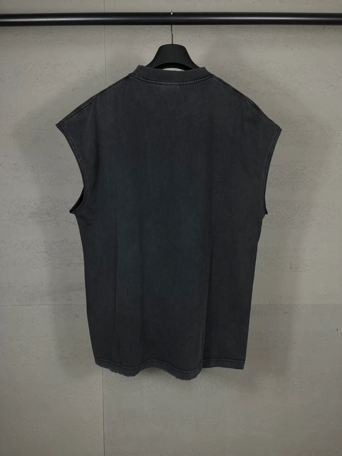 🅿️180 real shots [Top version. Official website quality] BALENCI*GA/25 new model. Garment-washed sleeveless T-shirt with Los Angeles night scene direct-printed print on the front #SS25 latest style. Research and development at the first time, different market currencies. Comparisons welcome. The fabric is made of Paris ZP custom-woven and dyed cotton double yarn. Weighing 260 grams, the cloth surface is clean. The cloth pattern is clear, soft and comfortable. The threads are dyed with no color difference. Printing adopts computer direct printing. Garments are washed and aged. Jubie market currency. Welcome to compare. The version adopts OS loose shoulder design. Same style for men and women. Code: BL253696 Color: washed black Size: XS S M L