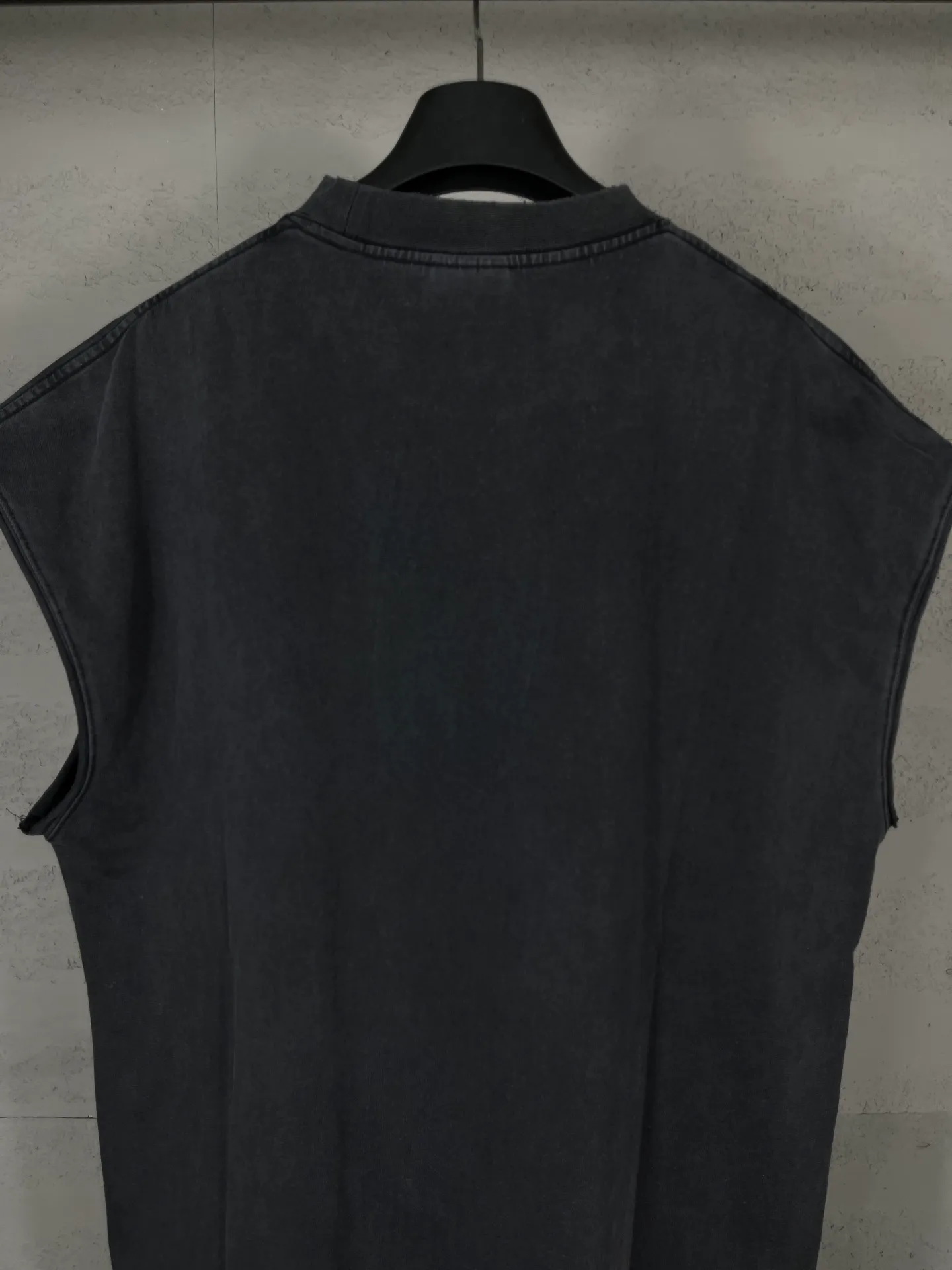 🅿️180 real shots [Top version. Official website quality] BALENCI*GA/25 new model. Garment-washed sleeveless T-shirt with Los Angeles night scene direct-printed print on the front #SS25 latest style. Research and development at the first time, different market currencies. Comparisons welcome. The fabric is made of Paris ZP custom-woven and dyed cotton double yarn. Weighing 260 grams, the cloth surface is clean. The cloth pattern is clear, soft and comfortable. The threads are dyed with no color difference. Printing adopts computer direct printing. Garments are washed and aged. Jubie market currency. Welcome to compare. The version adopts OS loose shoulder design. Same style for men and women. Code: BL253696 Color: washed black Size: XS S M L