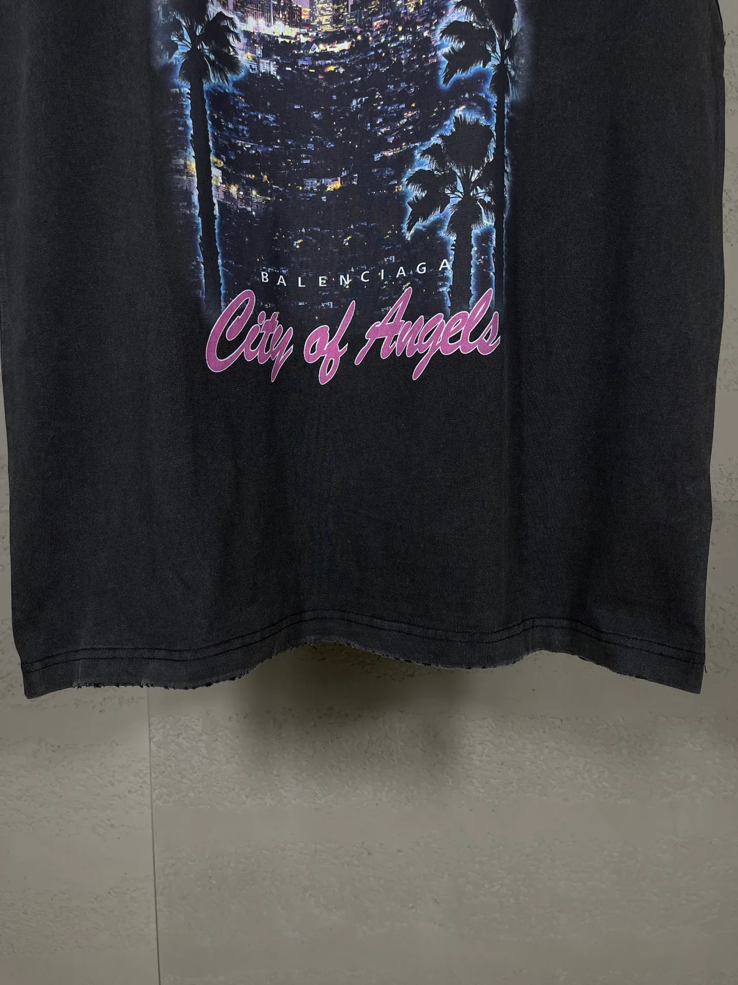 🅿️180 real shots [Top version. Official website quality] BALENCI*GA/25 new model. Garment-washed sleeveless T-shirt with Los Angeles night scene direct-printed print on the front #SS25 latest style. Research and development at the first time, different market currencies. Comparisons welcome. The fabric is made of Paris ZP custom-woven and dyed cotton double yarn. Weighing 260 grams, the cloth surface is clean. The cloth pattern is clear, soft and comfortable. The threads are dyed with no color difference. Printing adopts computer direct printing. Garments are washed and aged. Jubie market currency. Welcome to compare. The version adopts OS loose shoulder design. Same style for men and women. Code: BL253696 Color: washed black Size: XS S M L
