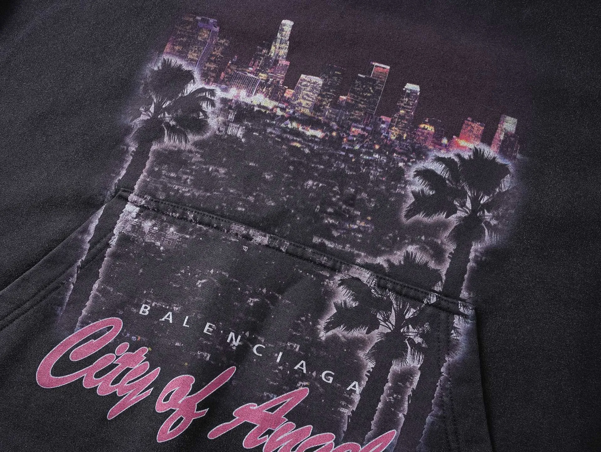 🅿️356 real photos [Top version. Official website quality] BALENCI*GA/25 new model. Latest style SS25 ready-to-wear washable hooded sweatshirt with Los Angeles night scene direct-printed print on the front. Research and development at the first time, different market currencies. Comparisons welcome. The fabric is made of Paris ZP custom-woven and dyed cotton sweatshirt. Weighing 460 grams, the cloth surface is clean. The cloth pattern is clear, soft and comfortable. The threads are dyed with no color difference. Printing adopts computer direct printing. Garments are washed and aged. Jubie market currency. Welcome to compare. The version adopts OS loose shoulder design. Same style for men and women. Code: BL259905 Color: washed black, apricot Size: XS S M L