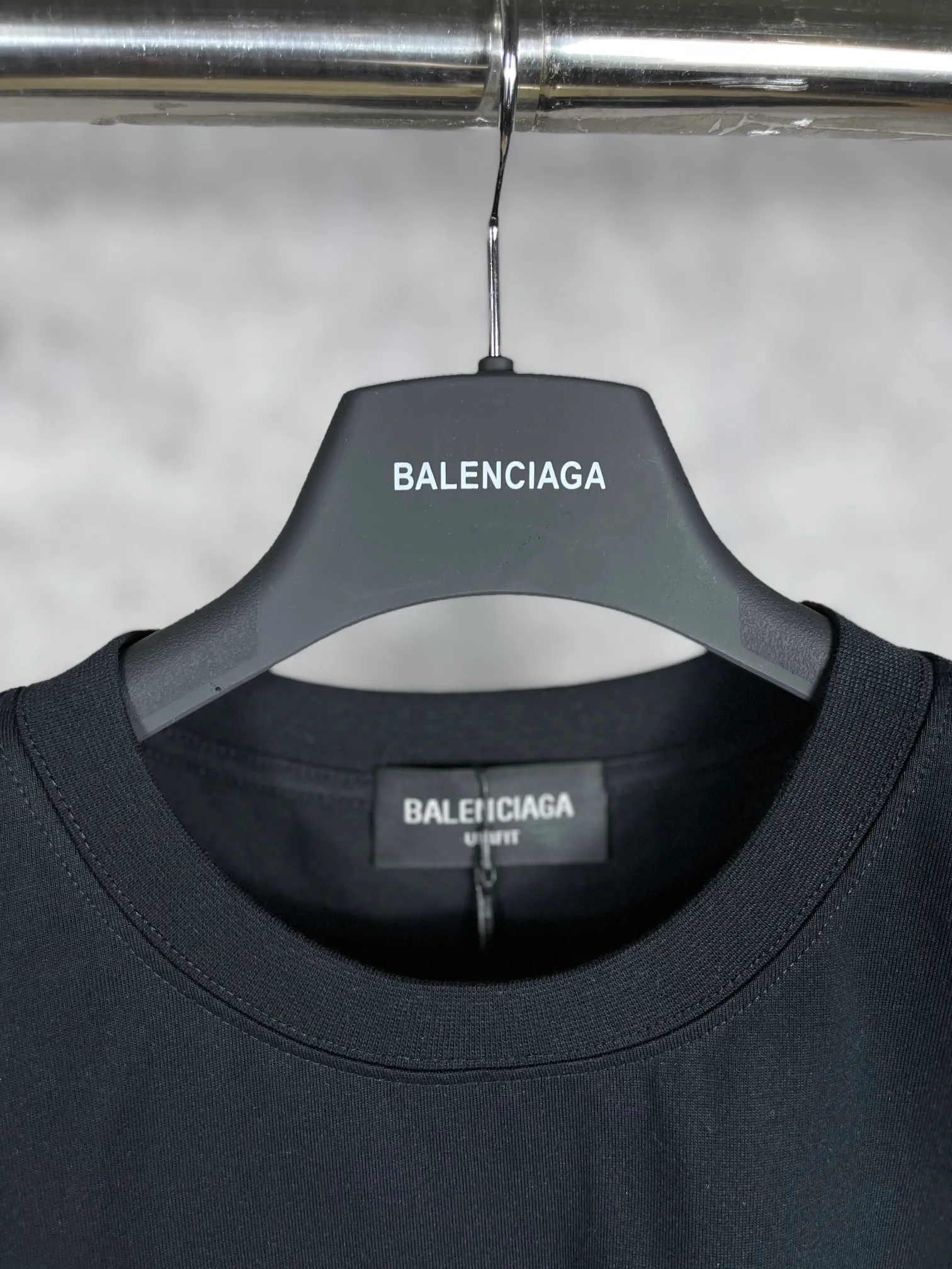 🅿️170 real photos [Top version. Official website quality] BALENCI*GA/Paris. Classic style. 22SS#BALENCI*GA# Portrait band direct-injection printed short-sleeved T-shirt. Brick cabinet synchronization. The fabric is made of Paris ZP custom-woven and dyed 100% cotton double yarn compact cotton. The weight is 260 grams, the cloth surface is clean. The cloth pattern is clear, soft and comfortable. The threads are woven and dyed with no color difference. The classic pattern is printed with Kornit direct-injection printing, which has no hand feel, three-dimensional effect and restores the brick cabinet. The version adopts OS loose shoulder design. Same style for men and women. Code: BL223037 Color: black, white, medium gray Size: XS S M L
