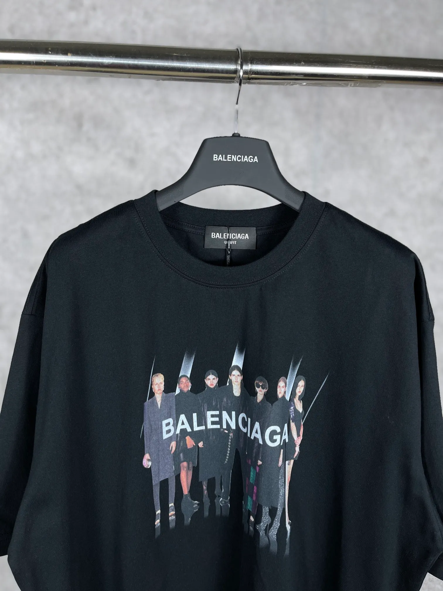 🅿️170 real photos [Top version. Official website quality] BALENCI*GA/Paris. Classic style. 22SS#BALENCI*GA# Portrait band direct-injection printed short-sleeved T-shirt. Brick cabinet synchronization. The fabric is made of Paris ZP custom-woven and dyed 100% cotton double yarn compact cotton. The weight is 260 grams, the cloth surface is clean. The cloth pattern is clear, soft and comfortable. The threads are woven and dyed with no color difference. The classic pattern is printed with Kornit direct-injection printing, which has no hand feel, three-dimensional effect and restores the brick cabinet. The version adopts OS loose shoulder design. Same style for men and women. Code: BL223037 Color: black, white, medium gray Size: XS S M L