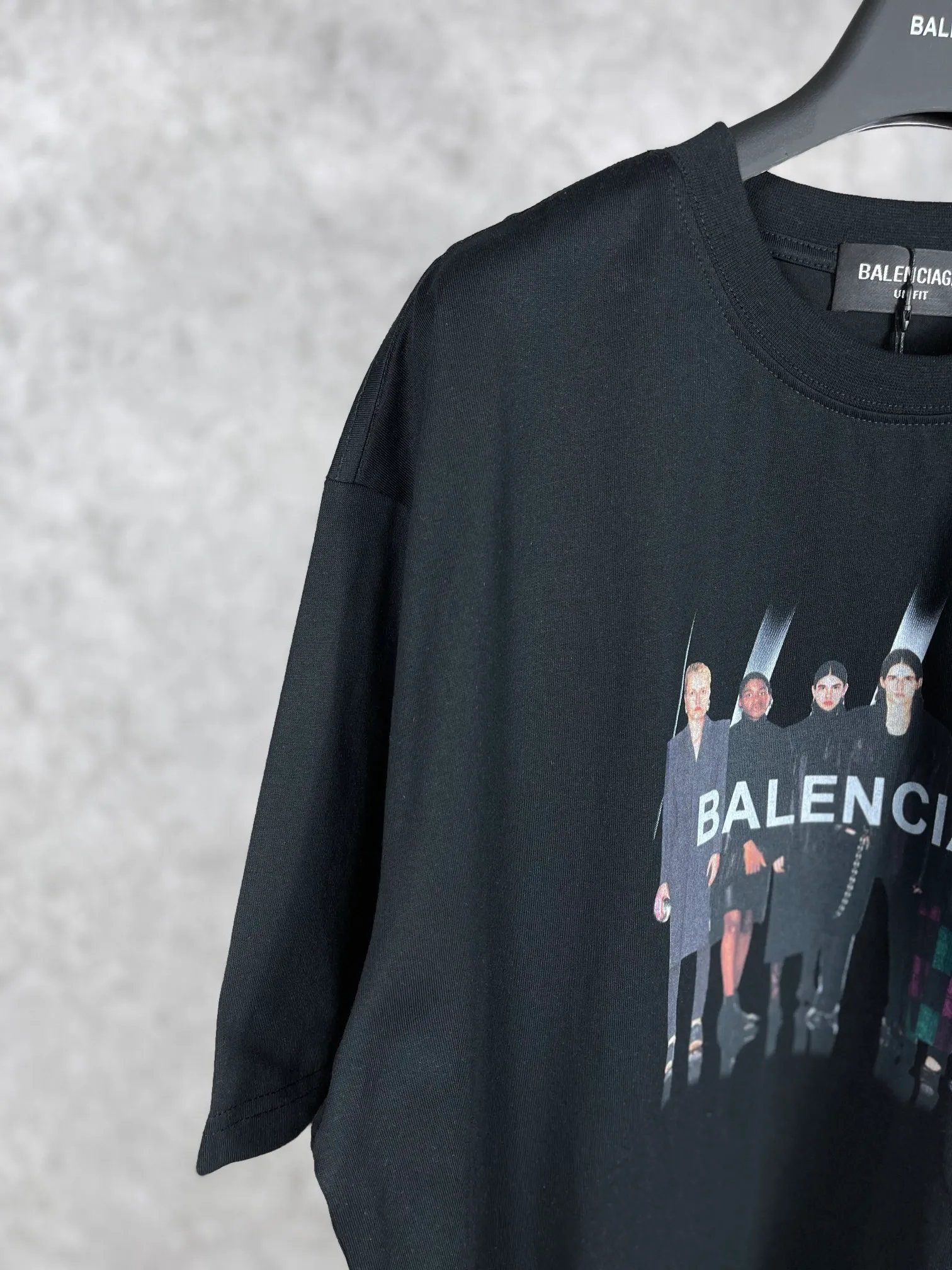 🅿️170 real photos [Top version. Official website quality] BALENCI*GA/Paris. Classic style. 22SS#BALENCI*GA# Portrait band direct-injection printed short-sleeved T-shirt. Brick cabinet synchronization. The fabric is made of Paris ZP custom-woven and dyed 100% cotton double yarn compact cotton. The weight is 260 grams, the cloth surface is clean. The cloth pattern is clear, soft and comfortable. The threads are woven and dyed with no color difference. The classic pattern is printed with Kornit direct-injection printing, which has no hand feel, three-dimensional effect and restores the brick cabinet. The version adopts OS loose shoulder design. Same style for men and women. Code: BL223037 Color: black, white, medium gray Size: XS S M L
