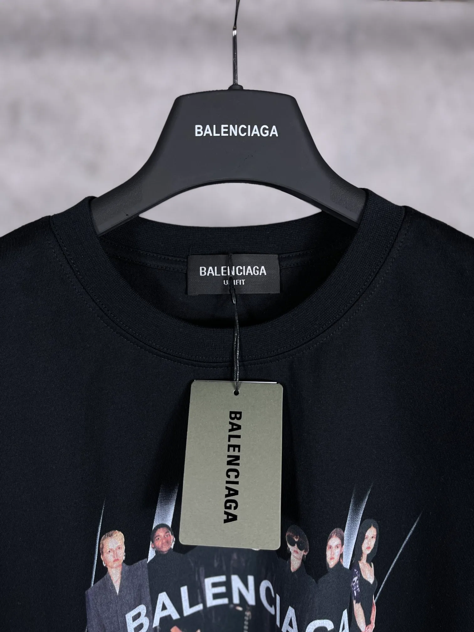 🅿️170 real photos [Top version. Official website quality] BALENCI*GA/Paris. Classic style. 22SS#BALENCI*GA# Portrait band direct-injection printed short-sleeved T-shirt. Brick cabinet synchronization. The fabric is made of Paris ZP custom-woven and dyed 100% cotton double yarn compact cotton. The weight is 260 grams, the cloth surface is clean. The cloth pattern is clear, soft and comfortable. The threads are woven and dyed with no color difference. The classic pattern is printed with Kornit direct-injection printing, which has no hand feel, three-dimensional effect and restores the brick cabinet. The version adopts OS loose shoulder design. Same style for men and women. Code: BL223037 Color: black, white, medium gray Size: XS S M L