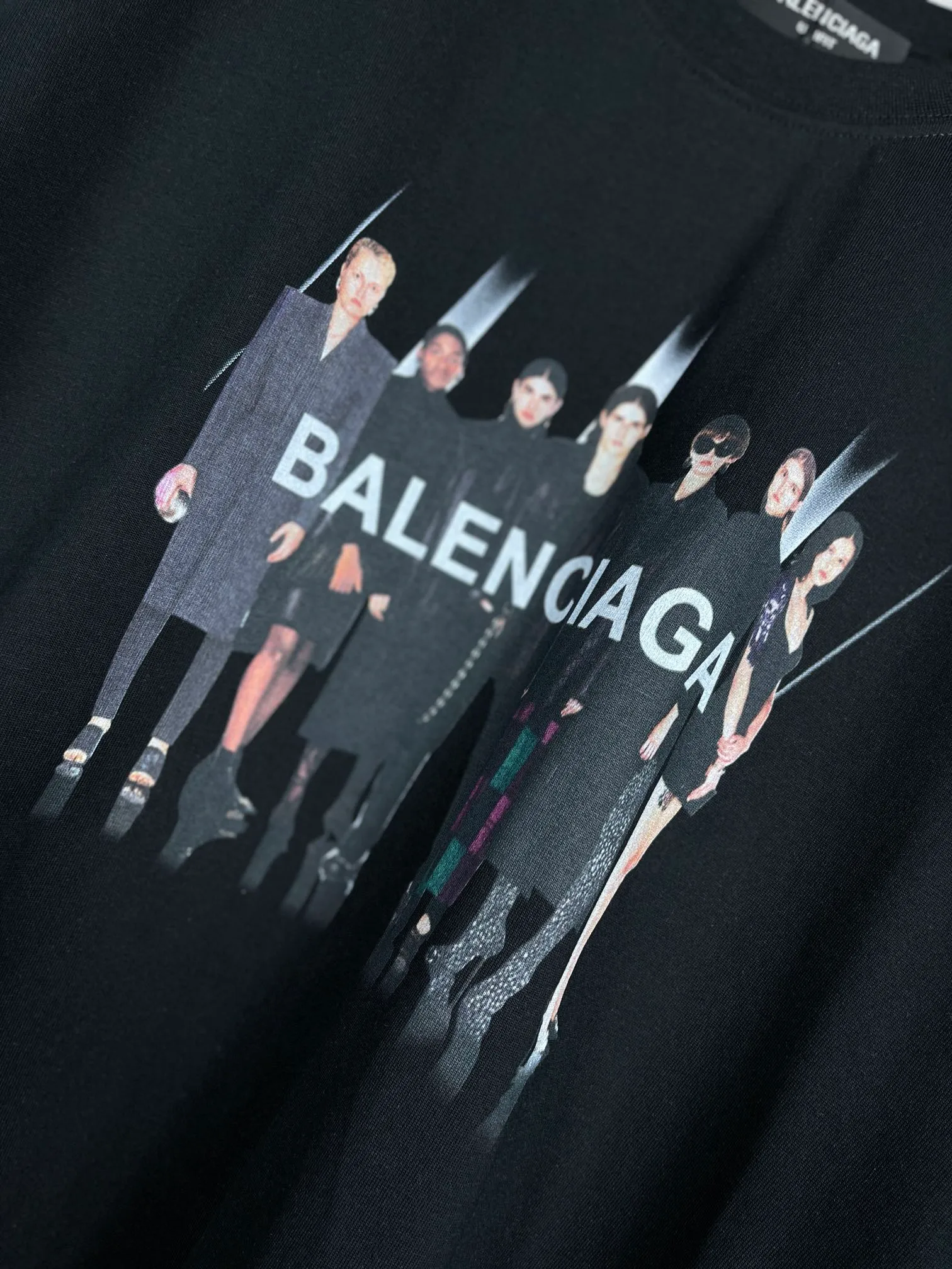 🅿️170 real photos [Top version. Official website quality] BALENCI*GA/Paris. Classic style. 22SS#BALENCI*GA# Portrait band direct-injection printed short-sleeved T-shirt. Brick cabinet synchronization. The fabric is made of Paris ZP custom-woven and dyed 100% cotton double yarn compact cotton. The weight is 260 grams, the cloth surface is clean. The cloth pattern is clear, soft and comfortable. The threads are woven and dyed with no color difference. The classic pattern is printed with Kornit direct-injection printing, which has no hand feel, three-dimensional effect and restores the brick cabinet. The version adopts OS loose shoulder design. Same style for men and women. Code: BL223037 Color: black, white, medium gray Size: XS S M L