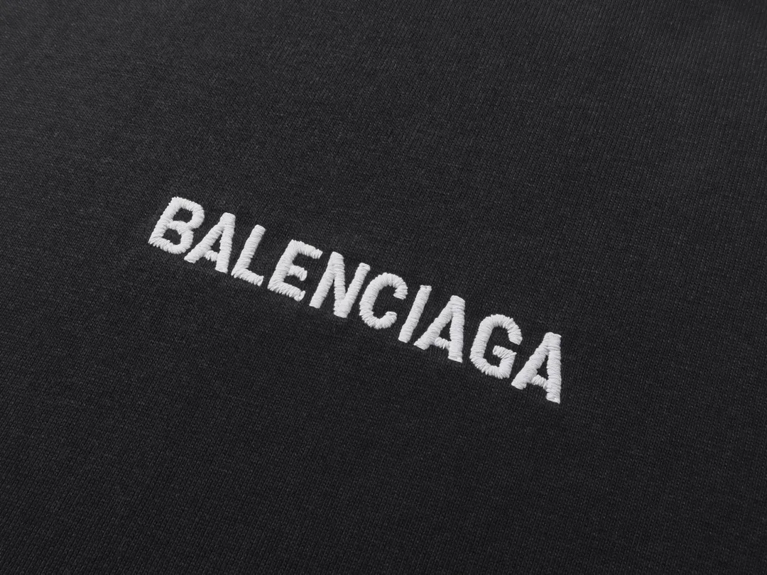 🅿️250 BALENCI*GA Paris classic letter embroidery long-sleeved T-shirt. The classic letters on the front and back are embroidered with imported Tajima embroidery machines. Restored brick cabinets. Exclusively woven and dyed 280g fabric. Threads are dyed in the same vat with zero color difference. The version adopts OS loose shoulder version. Welcome to compare. Same style for men and women -Color: black white smoke gray -SIZE: Xs S M L style number 8646#