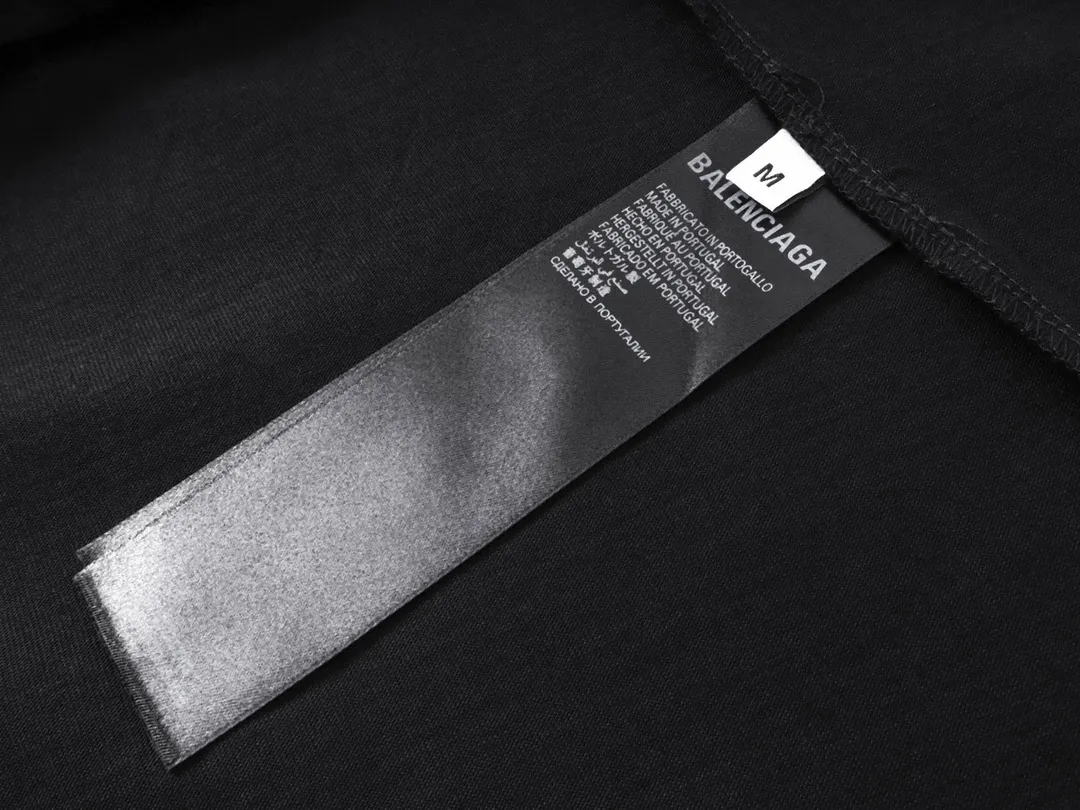 🅿️250 BALENCI*GA Paris classic letter embroidery long-sleeved T-shirt. The classic letters on the front and back are embroidered with imported Tajima embroidery machines. Restored brick cabinets. Exclusively woven and dyed 280g fabric. Threads are dyed in the same vat with zero color difference. The version adopts OS loose shoulder version. Welcome to compare. Same style for men and women -Color: black white smoke gray -SIZE: Xs S M L style number 8646#