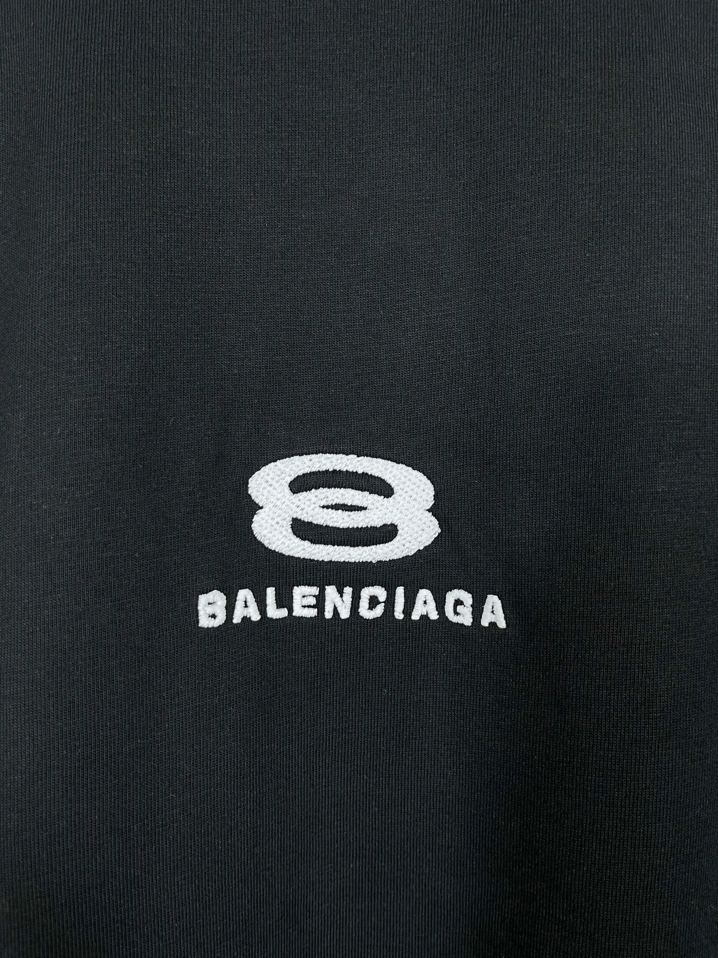 🅿️210 real photos [Top version. Official website quality] BALENCI*GA/Paris BALENCI*GA# New model, double-ring LOGO classic embroidery, water-worn and damaged old long-sleeved T-shirt. Brick cabinet synchronization. Welcome to compare. The fabric is made of Paris ZP custom-woven and dyed 100% cotton double-yarn compact cotton. The weight is 260 grams. The cloth surface is clean. The cloth pattern is clear. It is soft and comfortable. It has good color fastness and is not easy to change color. The threads are woven and dyed with no color difference. The embroidery is done using Tajima embroidery machine, the letters are three-dimensional, the garments are washed, worn and worn, and the goods are made according to the pictures in the Jubie market. Comparisons welcome. Restore brick cabinet. The version adopts OS loose shoulder style. Same style for men and women. Code: BL225057 Color: Black Size: XS S M L