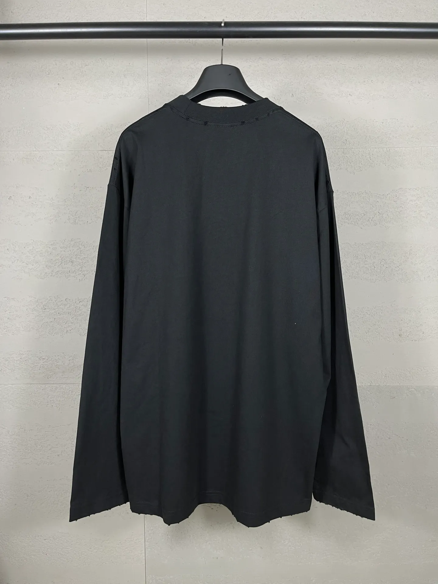 🅿️210 real photos [Top version. Official website quality] BALENCI*GA/Paris BALENCI*GA# New model, double-ring LOGO classic embroidery, water-worn and damaged old long-sleeved T-shirt. Brick cabinet synchronization. Welcome to compare. The fabric is made of Paris ZP custom-woven and dyed 100% cotton double-yarn compact cotton. The weight is 260 grams. The cloth surface is clean. The cloth pattern is clear. It is soft and comfortable. It has good color fastness and is not easy to change color. The threads are woven and dyed with no color difference. The embroidery is done using Tajima embroidery machine, the letters are three-dimensional, the garments are washed, worn and worn, and the goods are made according to the pictures in the Jubie market. Comparisons welcome. Restore brick cabinet. The version adopts OS loose shoulder style. Same style for men and women. Code: BL225057 Color: Black Size: XS S M L