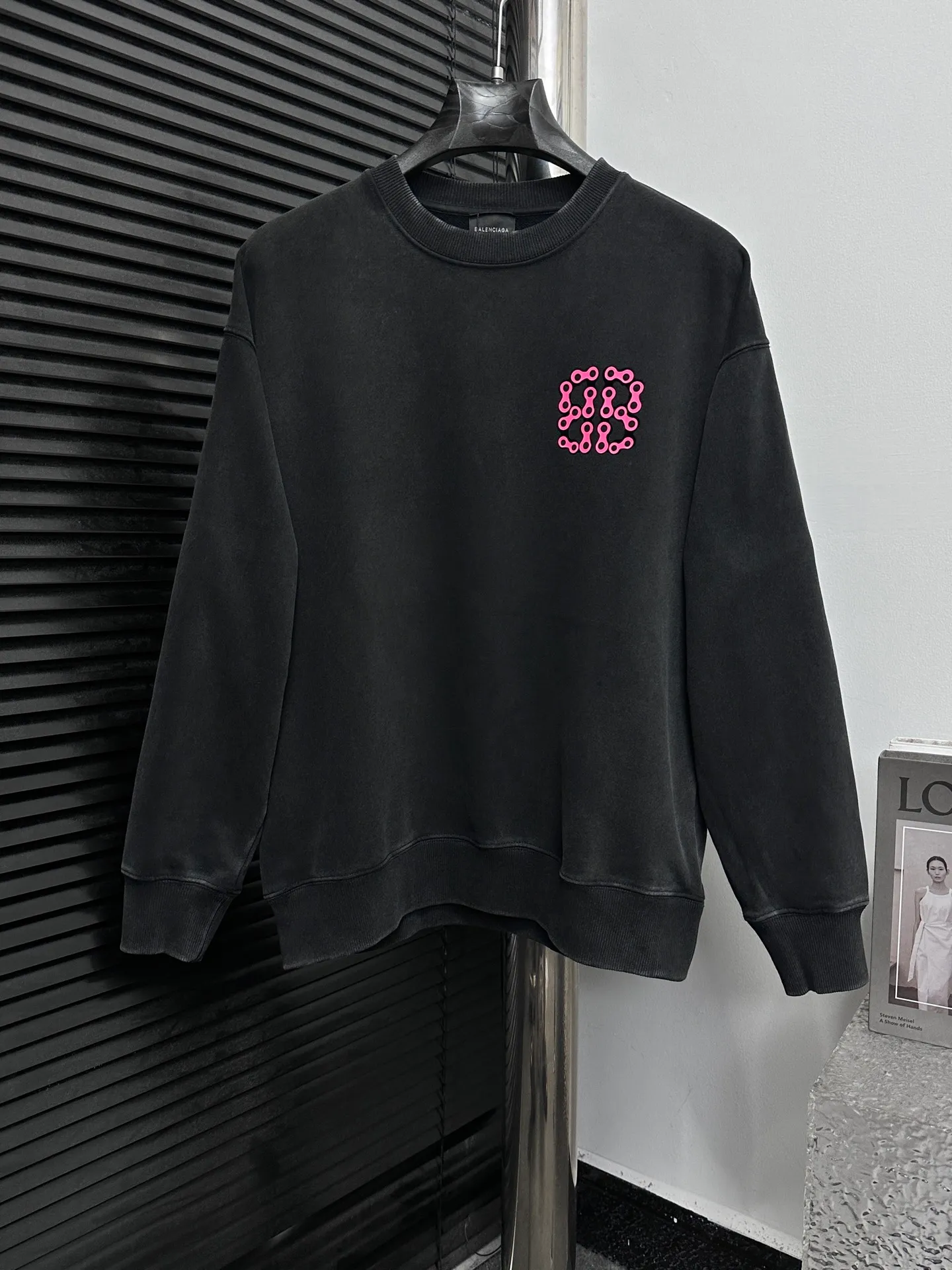 🅿️310 [BALENCIaGA] Paris washed round neck sweatshirt. The fabric is made of 400g Paris-specific double yarns* high weight double yarn ribs, washed and distressed. It has a better hand feel and texture. It is not easy to deform, not easy to shrink, not easy to fade, and maintains long-term beauty. The same style for men and women! ! Size: S-XL