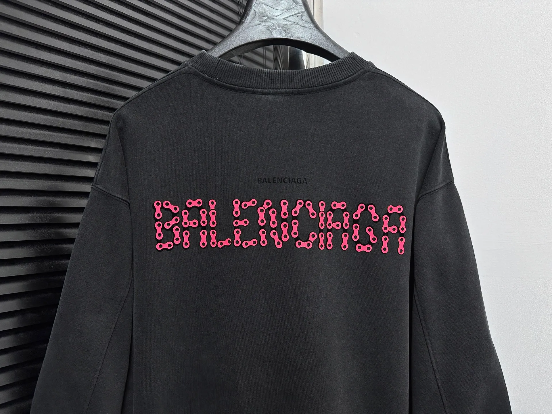 🅿️310 [BALENCIaGA] Paris washed round neck sweatshirt. The fabric is made of 400g Paris-specific double yarns* high weight double yarn ribs, washed and distressed. It has a better hand feel and texture. It is not easy to deform, not easy to shrink, not easy to fade, and maintains long-term beauty. The same style for men and women! ! Size: S-XL