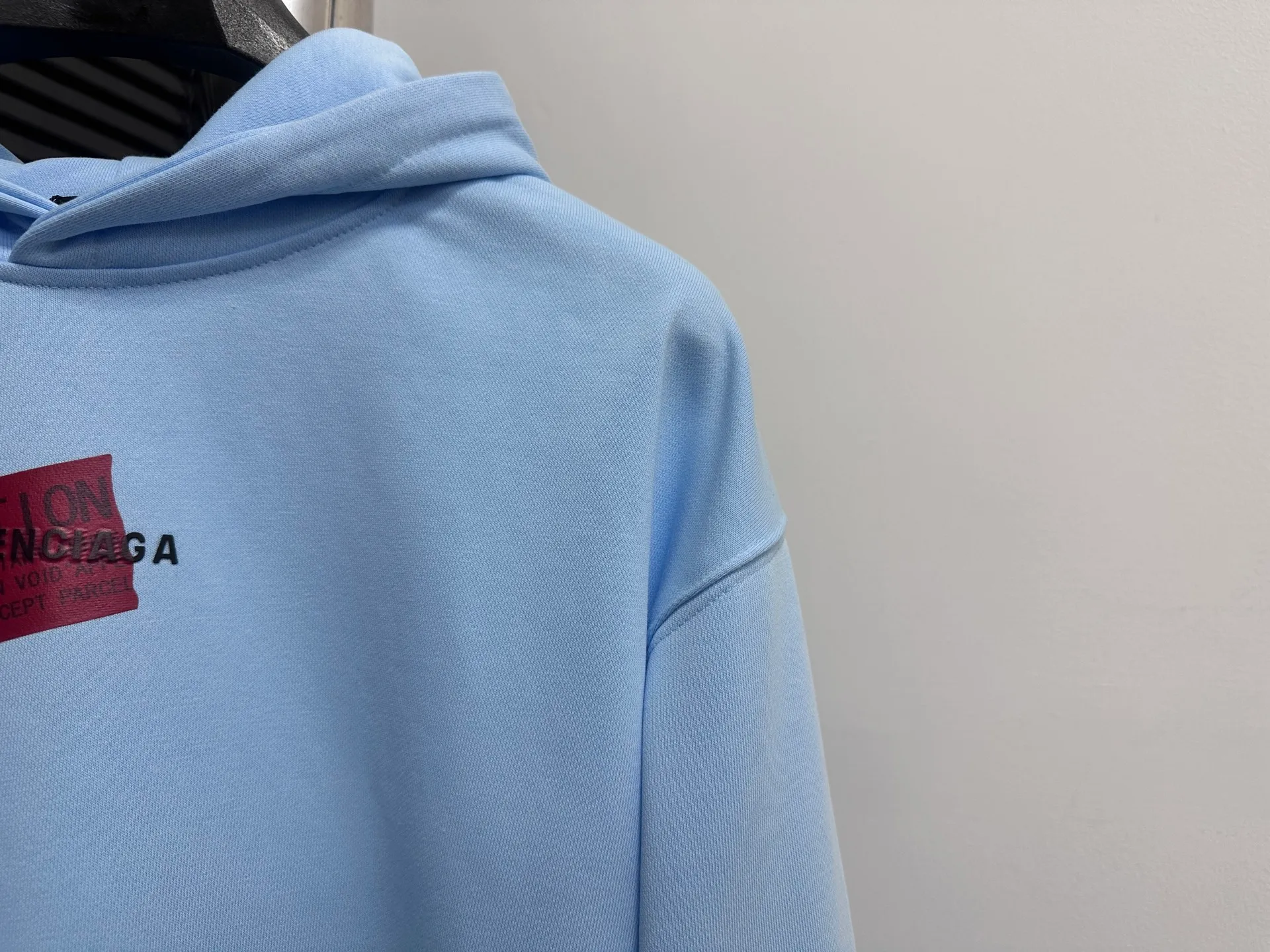 🅿️330 【BALENCIaGA】Paris small letter hooded sweatshirt. The fabric surface is clean. The fabric pattern is clear, soft and comfortable. The threads are dyed with no color difference. The tape is stamped with imported transparent glue. The effect is three-dimensional. Restore brick cabinets, adopt OS loose shoulder style. Same style for men and women. Size: S-XL