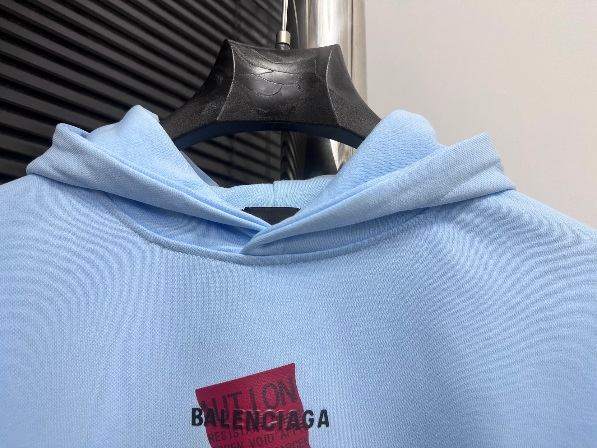 🅿️330 【BALENCIaGA】Paris small letter hooded sweatshirt. The fabric surface is clean. The fabric pattern is clear, soft and comfortable. The threads are dyed with no color difference. The tape is stamped with imported transparent glue. The effect is three-dimensional. Restore brick cabinets, adopt OS loose shoulder style. Same style for men and women. Size: S-XL