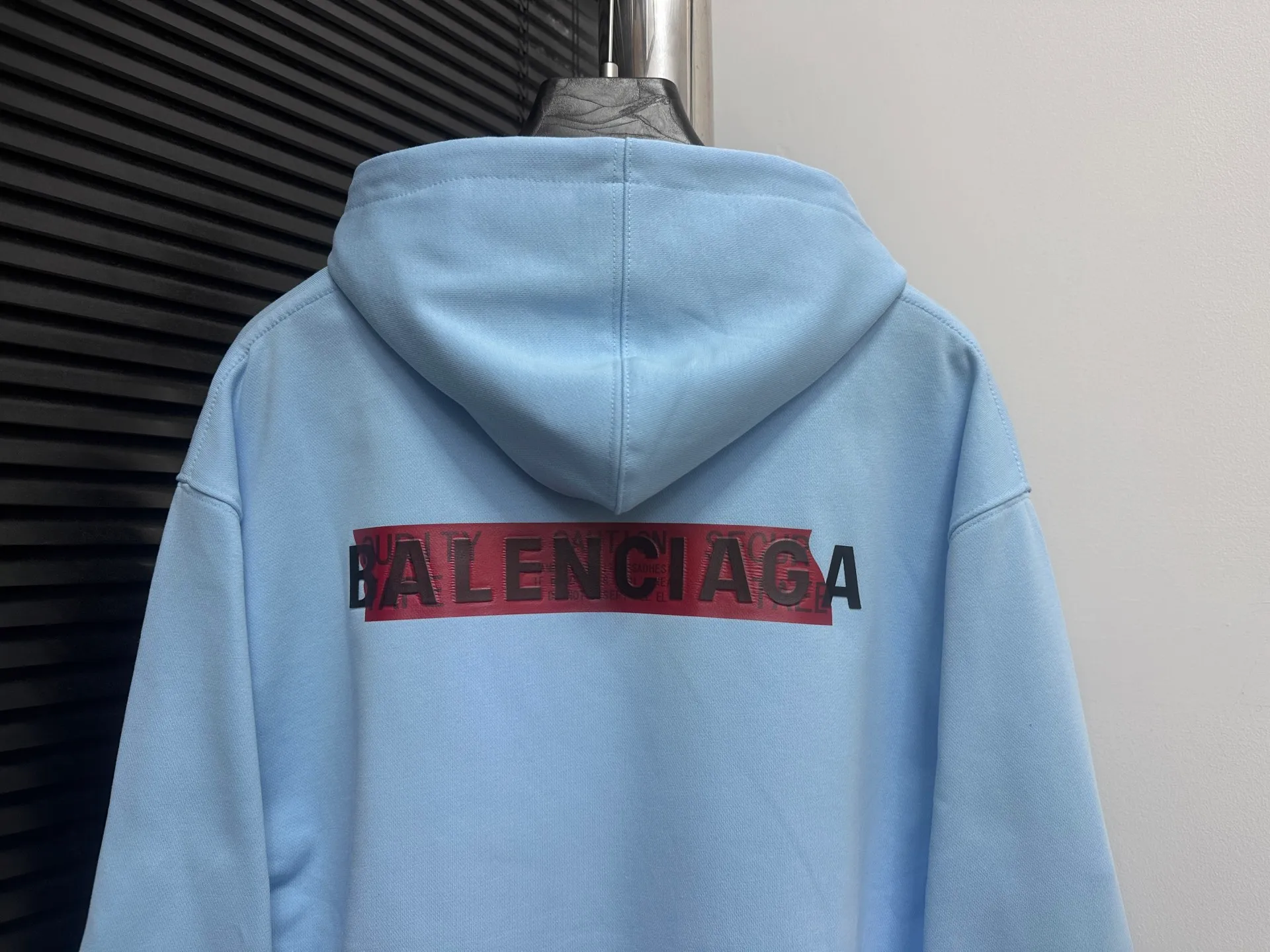 🅿️330 【BALENCIaGA】Paris small letter hooded sweatshirt. The fabric surface is clean. The fabric pattern is clear, soft and comfortable. The threads are dyed with no color difference. The tape is stamped with imported transparent glue. The effect is three-dimensional. Restore brick cabinets, adopt OS loose shoulder style. Same style for men and women. Size: S-XL