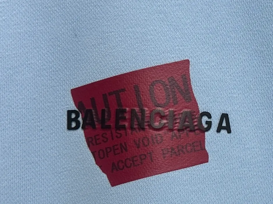 🅿️330 【BALENCIaGA】Paris small letter hooded sweatshirt. The fabric surface is clean. The fabric pattern is clear, soft and comfortable. The threads are dyed with no color difference. The tape is stamped with imported transparent glue. The effect is three-dimensional. Restore brick cabinets, adopt OS loose shoulder style. Same style for men and women. Size: S-XL