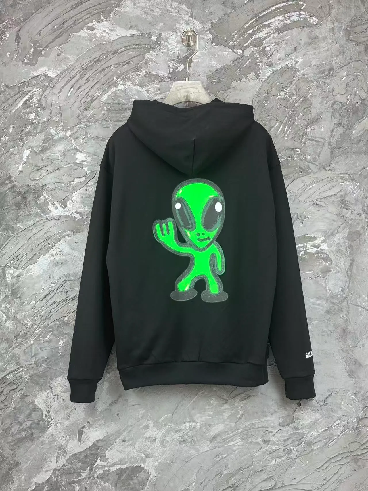 🅿️420 - BALENCI*GA Paris hitg there+dripley artistic hooded zipper sweatshirt. The back pattern is printed with computer direct printing. Luminous effect. The sleeves are finely embroidered with imported Tajima embroidery machine. Customized matching hardware. The letters are clear. The effect is three-dimensional. Exclusively pattern-woven and dyed 460g fabric. Threads are dyed in the same cylinder with zero color difference. Brick cabinet synchronization. Welcome to compare. Same style for men and women -Color: floral gray black -SIZE: Xs S M L style number 8981#