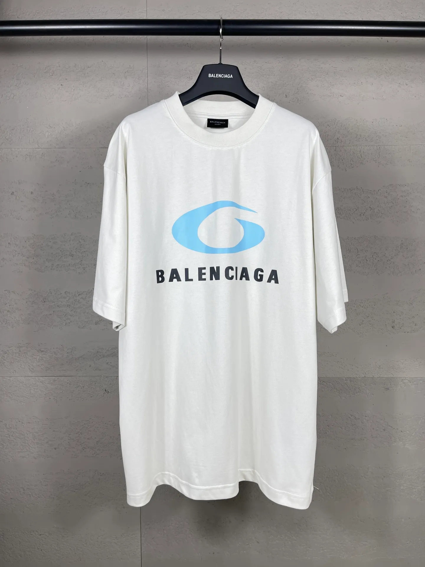 🅿️180 real photos [Top version. Official website quality] BALENCI*GA/Paris. SS24 latest model, LOOP SPORTS ICON printed short-sleeved T-shirt. Brick cabinet synchronization. Genuine product developed at the first time, happy to print and compare! The fabric is made of Paris ZP custom-woven and dyed cotton double yarn. Weighing 260 grams, the cloth surface is clean. The cloth pattern is clear, soft and comfortable. The threads are dyed with no color difference. The printing uses environmentally friendly imported materials. The letters are clear and the effect is three-dimensional. The version adopts OS loose shoulder design. Same style for men and women. Code: BL223605 Color: off-white, black Size: XS S M L