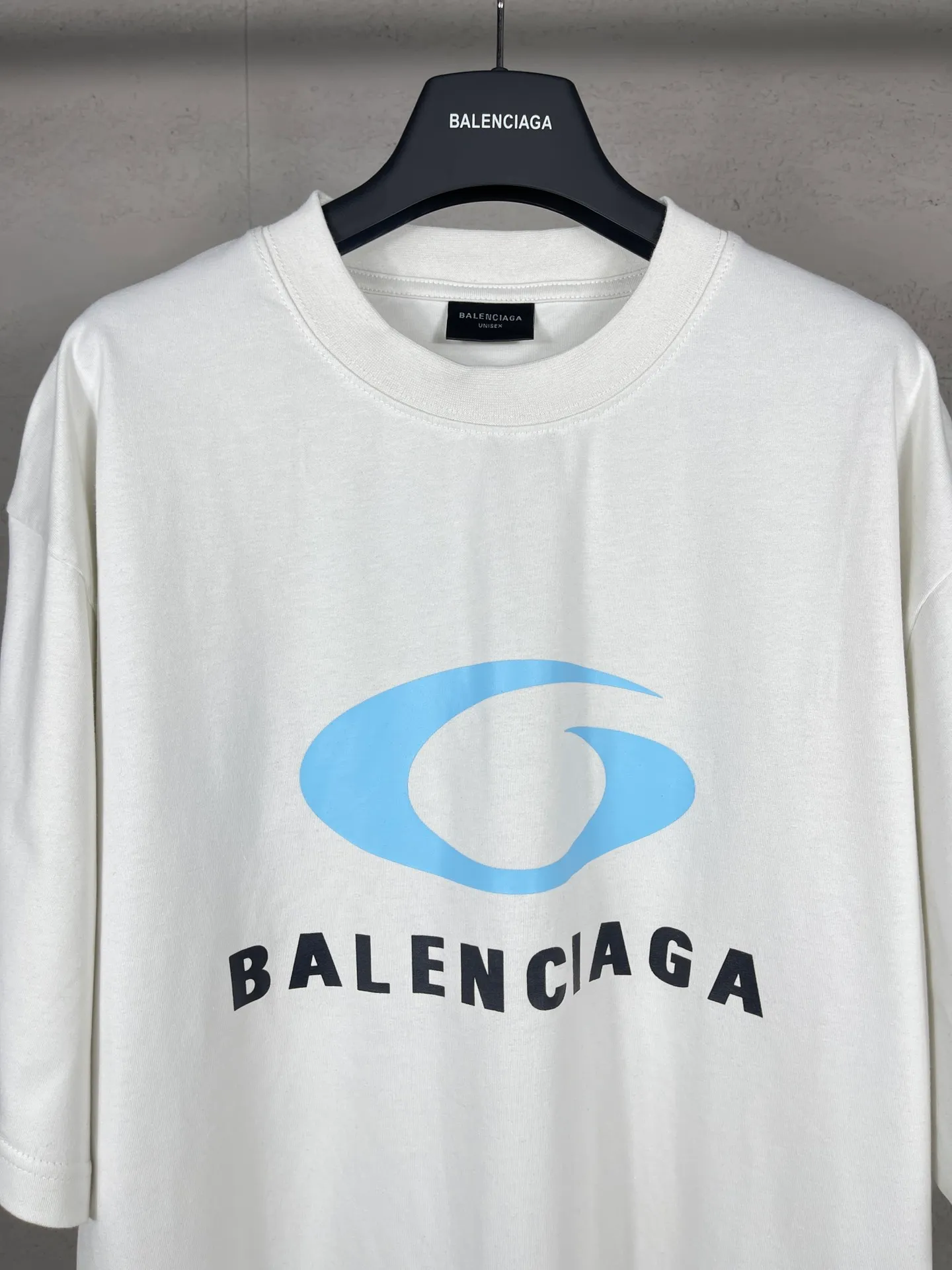 🅿️180 real photos [Top version. Official website quality] BALENCI*GA/Paris. SS24 latest model, LOOP SPORTS ICON printed short-sleeved T-shirt. Brick cabinet synchronization. Genuine product developed at the first time, happy to print and compare! The fabric is made of Paris ZP custom-woven and dyed cotton double yarn. Weighing 260 grams, the cloth surface is clean. The cloth pattern is clear, soft and comfortable. The threads are dyed with no color difference. The printing uses environmentally friendly imported materials. The letters are clear and the effect is three-dimensional. The version adopts OS loose shoulder design. Same style for men and women. Code: BL223605 Color: off-white, black Size: XS S M L