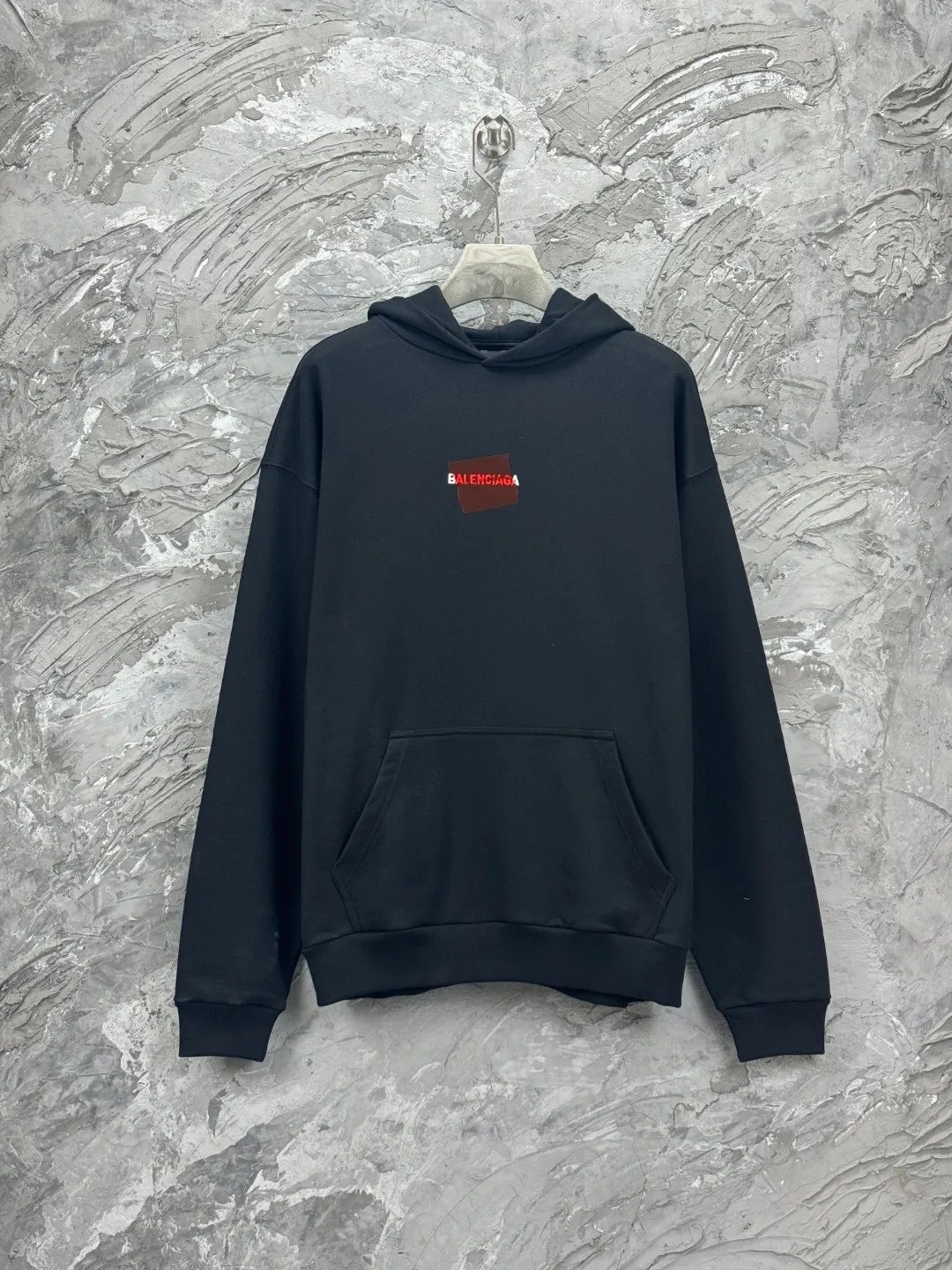 🅿️350 - BALENCI*GA Paris' latest autumn and winter embroidered tape-laminated hooded long-sleeved sweatshirt. The front letters are imported Tajima embroidery machine. The tape is embossed with imported transparent glue. The letters are clear. The effect is three-dimensional. Exclusively woven and dyed 460g fabric. Threads are dyed in the same vat with zero color difference. Brick cabinet synchronization. Welcome to compare. Same style for men and women -Color: Black -SIZE: Xs S M L Style No. 8963#