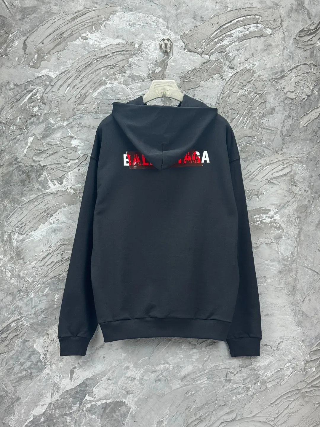 🅿️350 - BALENCI*GA Paris' latest autumn and winter embroidered tape-laminated hooded long-sleeved sweatshirt. The front letters are imported Tajima embroidery machine. The tape is embossed with imported transparent glue. The letters are clear. The effect is three-dimensional. Exclusively woven and dyed 460g fabric. Threads are dyed in the same vat with zero color difference. Brick cabinet synchronization. Welcome to compare. Same style for men and women -Color: Black -SIZE: Xs S M L Style No. 8963#