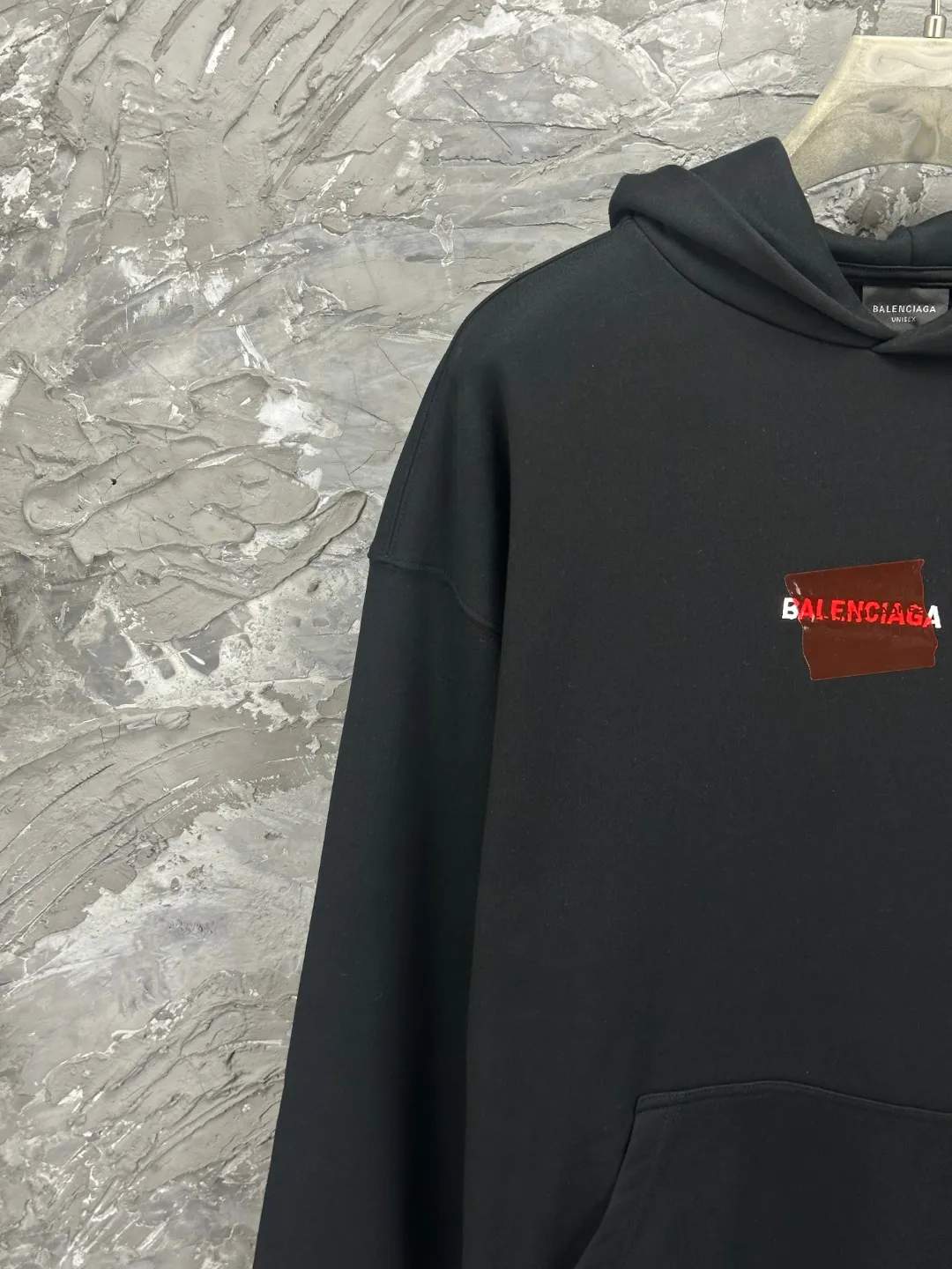 🅿️350 - BALENCI*GA Paris' latest autumn and winter embroidered tape-laminated hooded long-sleeved sweatshirt. The front letters are imported Tajima embroidery machine. The tape is embossed with imported transparent glue. The letters are clear. The effect is three-dimensional. Exclusively woven and dyed 460g fabric. Threads are dyed in the same vat with zero color difference. Brick cabinet synchronization. Welcome to compare. Same style for men and women -Color: Black -SIZE: Xs S M L Style No. 8963#