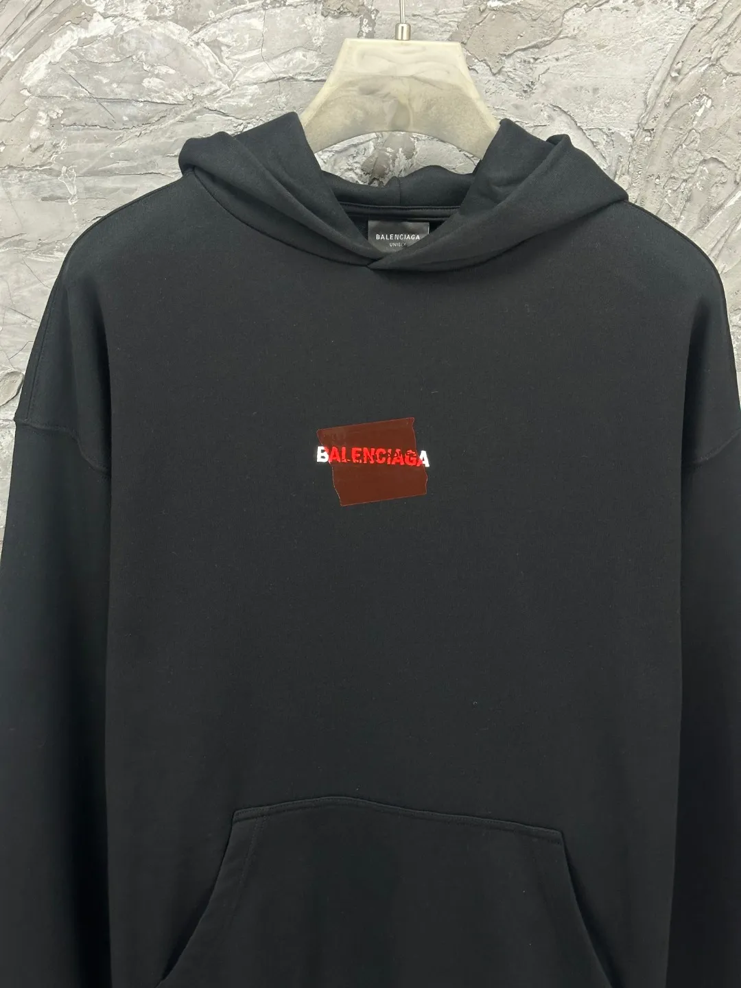 🅿️350 - BALENCI*GA Paris' latest autumn and winter embroidered tape-laminated hooded long-sleeved sweatshirt. The front letters are imported Tajima embroidery machine. The tape is embossed with imported transparent glue. The letters are clear. The effect is three-dimensional. Exclusively woven and dyed 460g fabric. Threads are dyed in the same vat with zero color difference. Brick cabinet synchronization. Welcome to compare. Same style for men and women -Color: Black -SIZE: Xs S M L Style No. 8963#