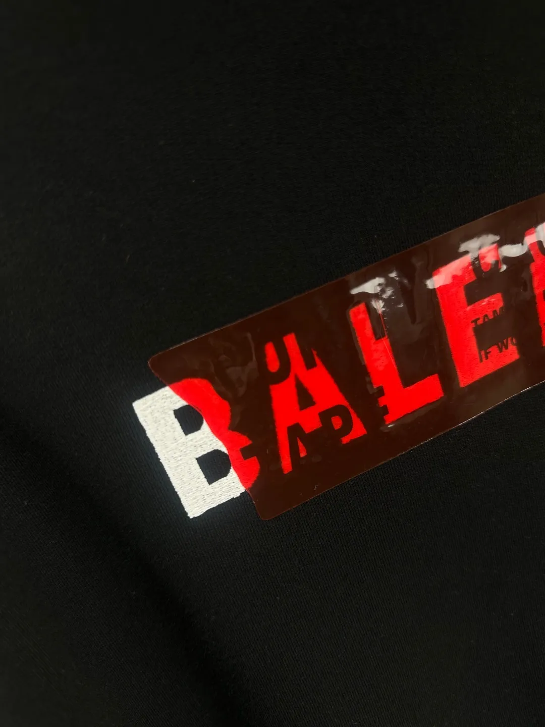 🅿️350 - BALENCI*GA Paris' latest autumn and winter embroidered tape-laminated hooded long-sleeved sweatshirt. The front letters are imported Tajima embroidery machine. The tape is embossed with imported transparent glue. The letters are clear. The effect is three-dimensional. Exclusively woven and dyed 460g fabric. Threads are dyed in the same vat with zero color difference. Brick cabinet synchronization. Welcome to compare. Same style for men and women -Color: Black -SIZE: Xs S M L Style No. 8963#