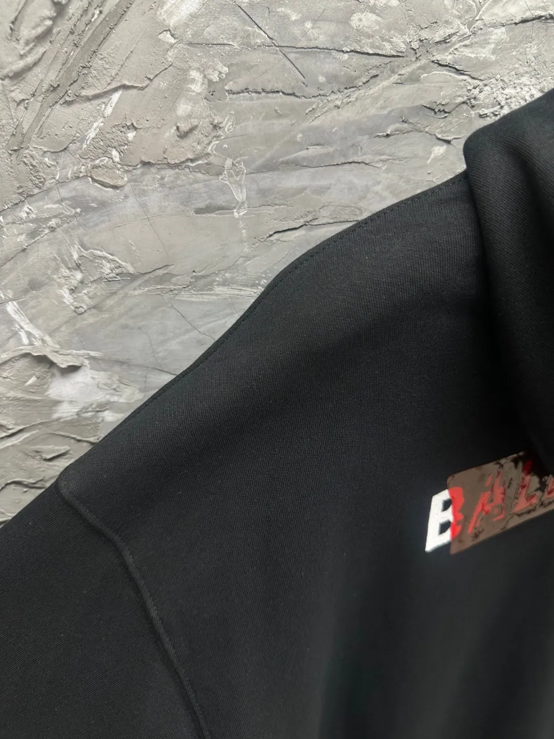 🅿️350 - BALENCI*GA Paris' latest autumn and winter embroidered tape-laminated hooded long-sleeved sweatshirt. The front letters are imported Tajima embroidery machine. The tape is embossed with imported transparent glue. The letters are clear. The effect is three-dimensional. Exclusively woven and dyed 460g fabric. Threads are dyed in the same vat with zero color difference. Brick cabinet synchronization. Welcome to compare. Same style for men and women -Color: Black -SIZE: Xs S M L Style No. 8963#
