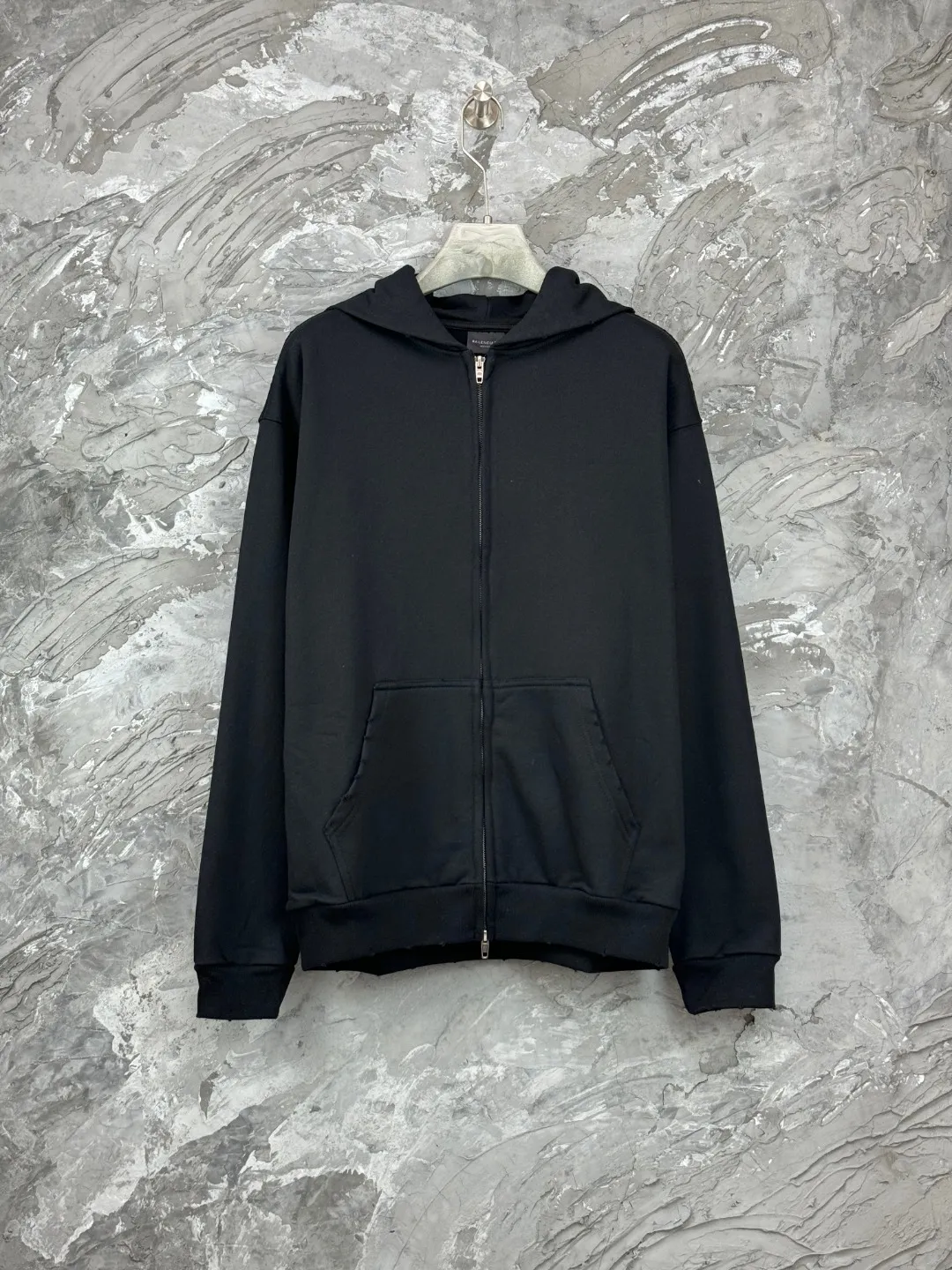 🅿️390 BALENCI*GA Paris back classic LOGO slurry printed hooded zipper sweatshirt. The letters on the back are made of environmentally friendly slurry printing technology. Hand-made masters position and grind at fixed points. Customized matching hardware. The letters are clear. The effect is three-dimensional. Exclusively woven and dyed 460g fabric. Threads are dyed in the same cylinder with zero color difference. Brick cabinet synchronization. Welcome to compare. Same style for men and women -Color: black -SIZE: Xs S M L Style number 8990#