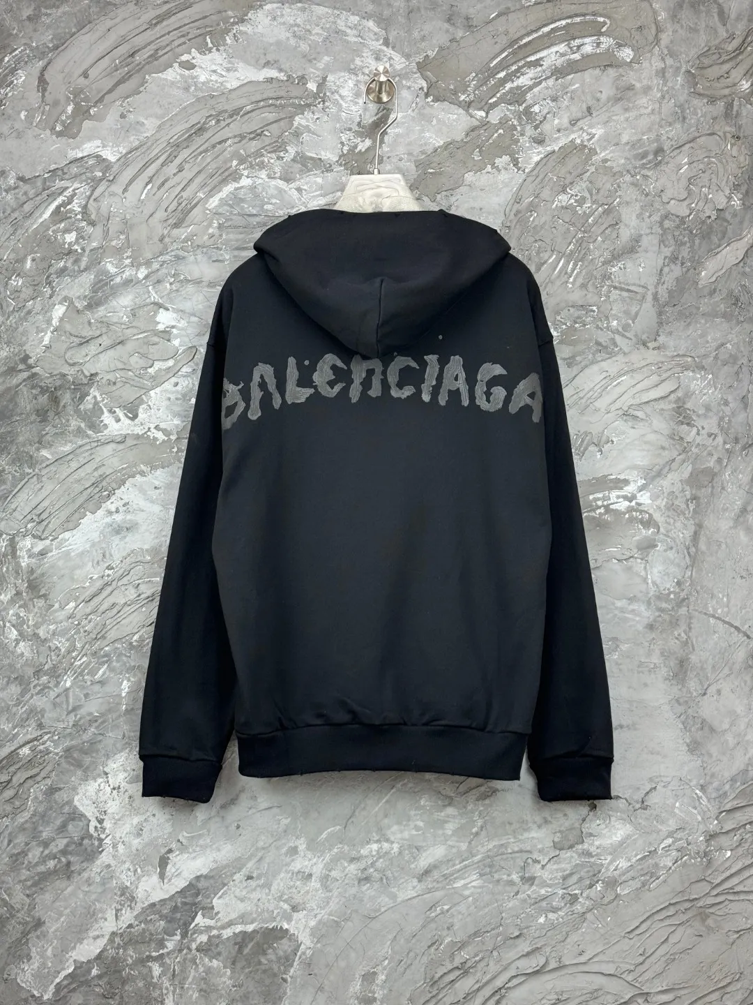 🅿️390 BALENCI*GA Paris back classic LOGO slurry printed hooded zipper sweatshirt. The letters on the back are made of environmentally friendly slurry printing technology. Hand-made masters position and grind at fixed points. Customized matching hardware. The letters are clear. The effect is three-dimensional. Exclusively woven and dyed 460g fabric. Threads are dyed in the same cylinder with zero color difference. Brick cabinet synchronization. Welcome to compare. Same style for men and women -Color: black -SIZE: Xs S M L Style number 8990#