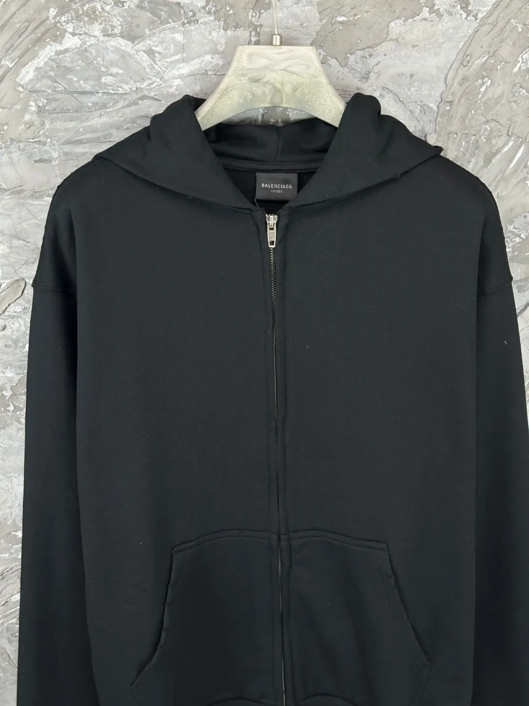 🅿️390 BALENCI*GA Paris back classic LOGO slurry printed hooded zipper sweatshirt. The letters on the back are made of environmentally friendly slurry printing technology. Hand-made masters position and grind at fixed points. Customized matching hardware. The letters are clear. The effect is three-dimensional. Exclusively woven and dyed 460g fabric. Threads are dyed in the same cylinder with zero color difference. Brick cabinet synchronization. Welcome to compare. Same style for men and women -Color: black -SIZE: Xs S M L Style number 8990#