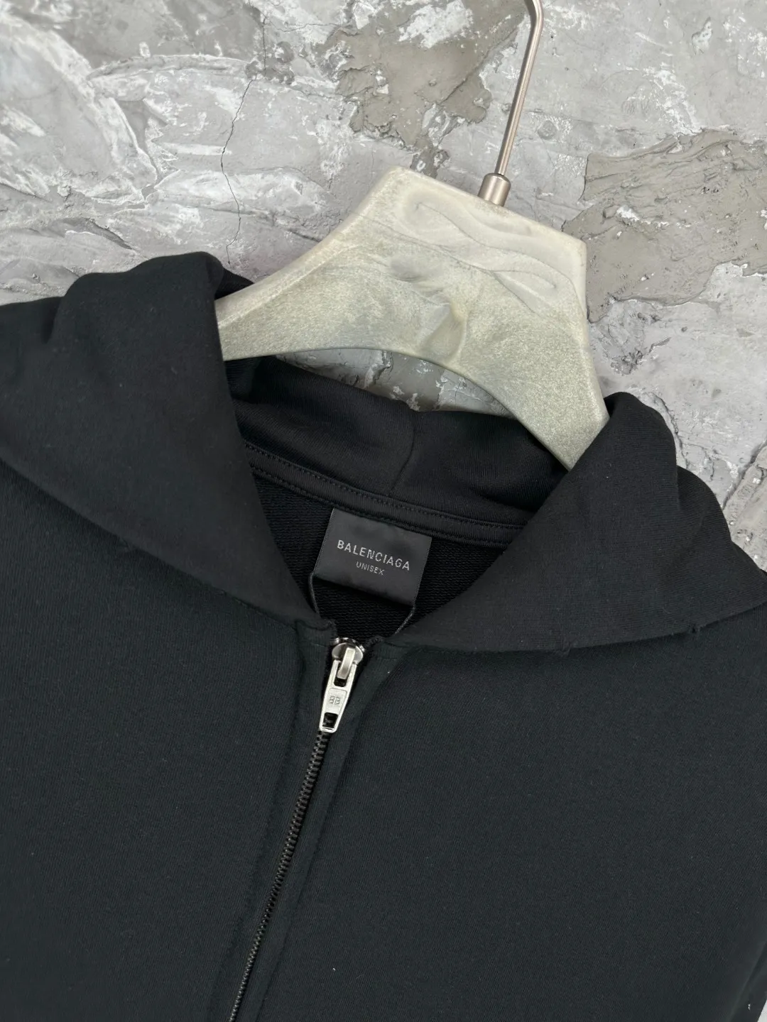 🅿️390 BALENCI*GA Paris back classic LOGO slurry printed hooded zipper sweatshirt. The letters on the back are made of environmentally friendly slurry printing technology. Hand-made masters position and grind at fixed points. Customized matching hardware. The letters are clear. The effect is three-dimensional. Exclusively woven and dyed 460g fabric. Threads are dyed in the same cylinder with zero color difference. Brick cabinet synchronization. Welcome to compare. Same style for men and women -Color: black -SIZE: Xs S M L Style number 8990#