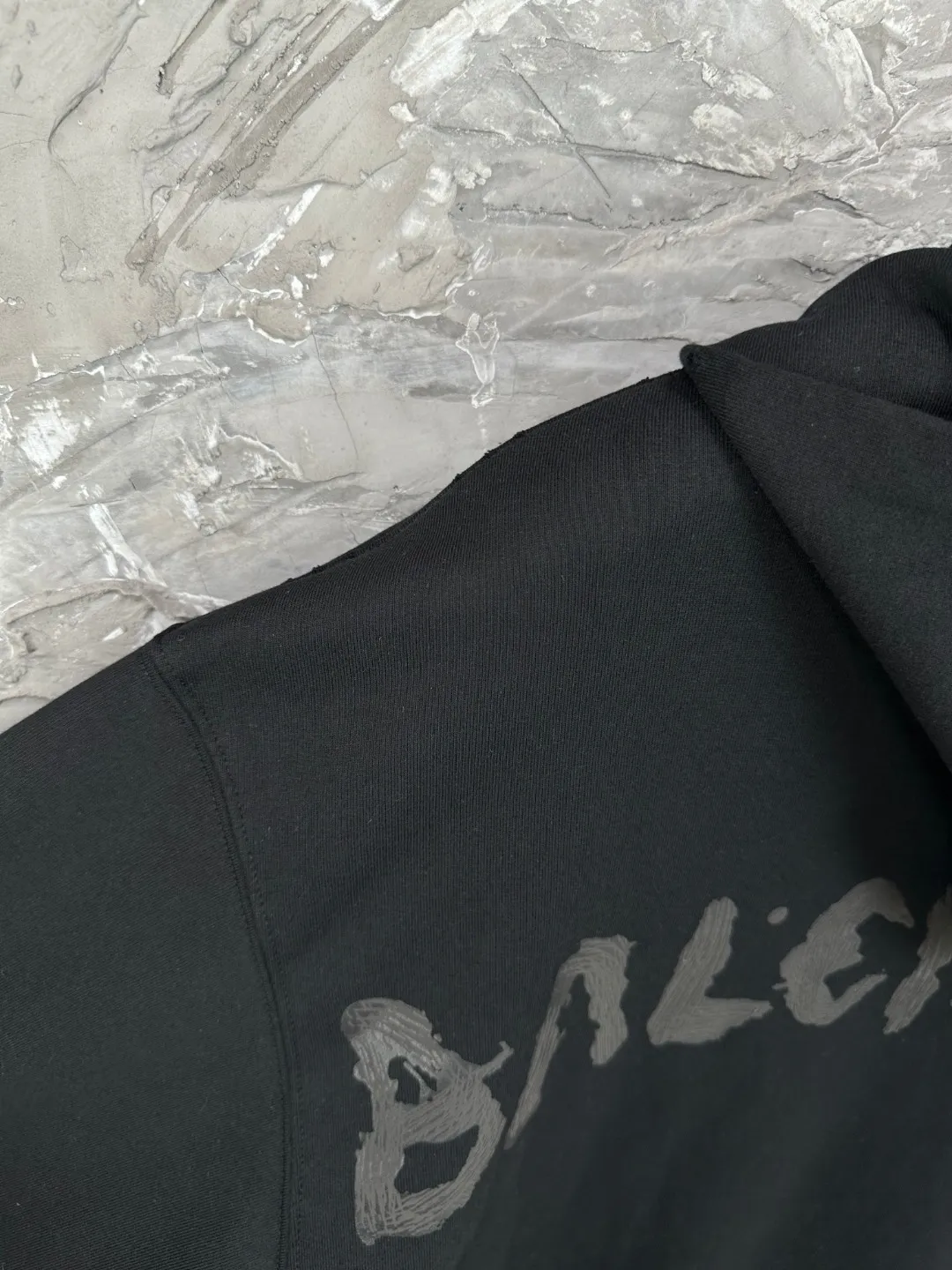 🅿️390 BALENCI*GA Paris back classic LOGO slurry printed hooded zipper sweatshirt. The letters on the back are made of environmentally friendly slurry printing technology. Hand-made masters position and grind at fixed points. Customized matching hardware. The letters are clear. The effect is three-dimensional. Exclusively woven and dyed 460g fabric. Threads are dyed in the same cylinder with zero color difference. Brick cabinet synchronization. Welcome to compare. Same style for men and women -Color: black -SIZE: Xs S M L Style number 8990#