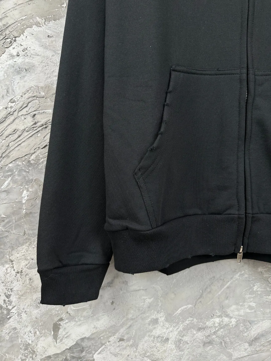 🅿️390 BALENCI*GA Paris back classic LOGO slurry printed hooded zipper sweatshirt. The letters on the back are made of environmentally friendly slurry printing technology. Hand-made masters position and grind at fixed points. Customized matching hardware. The letters are clear. The effect is three-dimensional. Exclusively woven and dyed 460g fabric. Threads are dyed in the same cylinder with zero color difference. Brick cabinet synchronization. Welcome to compare. Same style for men and women -Color: black -SIZE: Xs S M L Style number 8990#