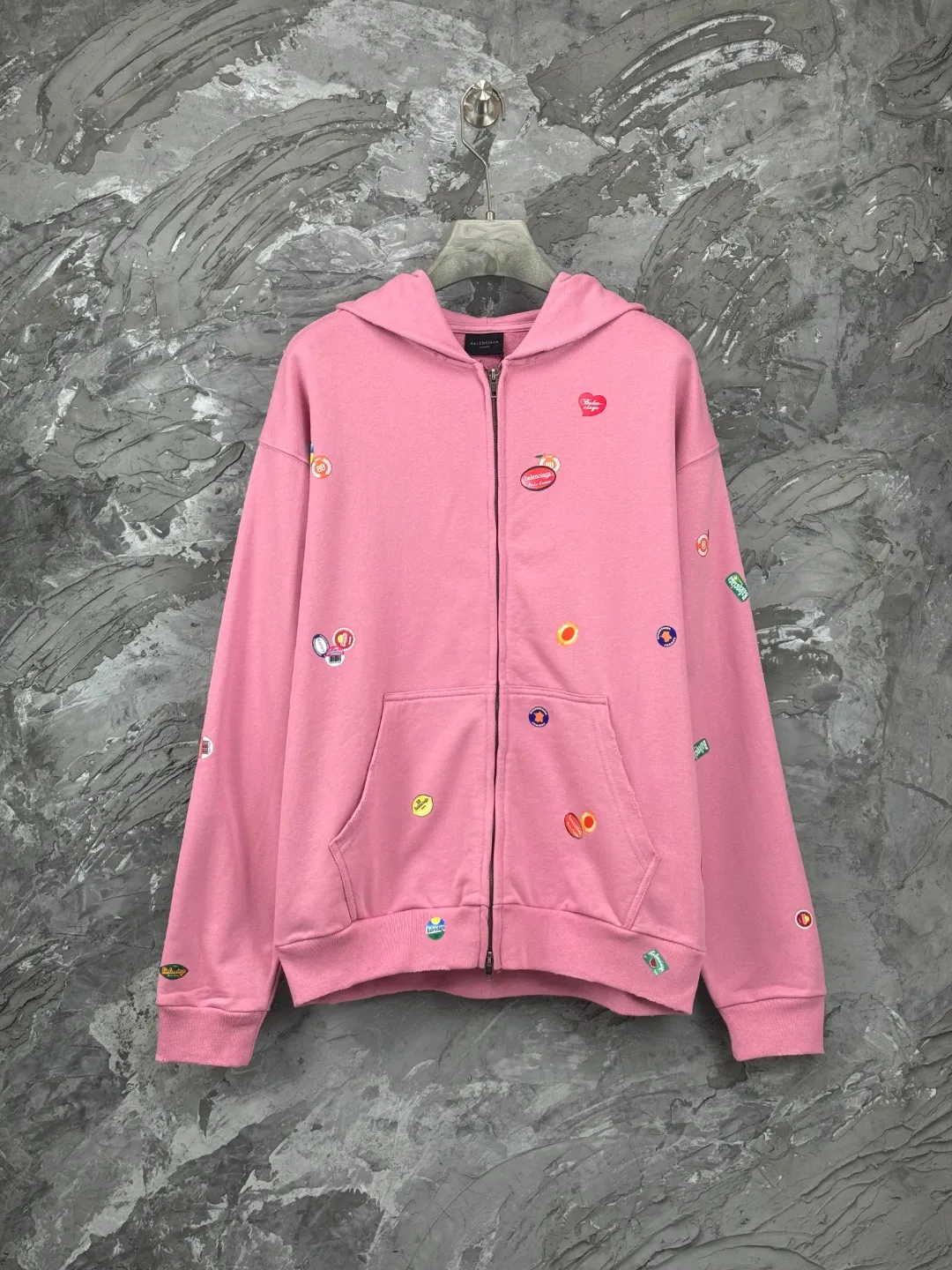 🅿️450 BALENCI*GA Paris fruit pattern Vintage hooded zipper sweatshirt. Growth positioning fixed-point computer spray printing and embossing. Manual master positioning and fixed-point grinding. Customized matching hardware. Clear letters. Three-dimensional effect. Exclusive matching woven and dyed 460g fabric. Threads are dyed in the same cylinder with zero color difference. Brick cabinet synchronization. Welcome to compare. Same style for men and women -Color: Gray Pink -SIZE: Xs S M L Style number 8979#