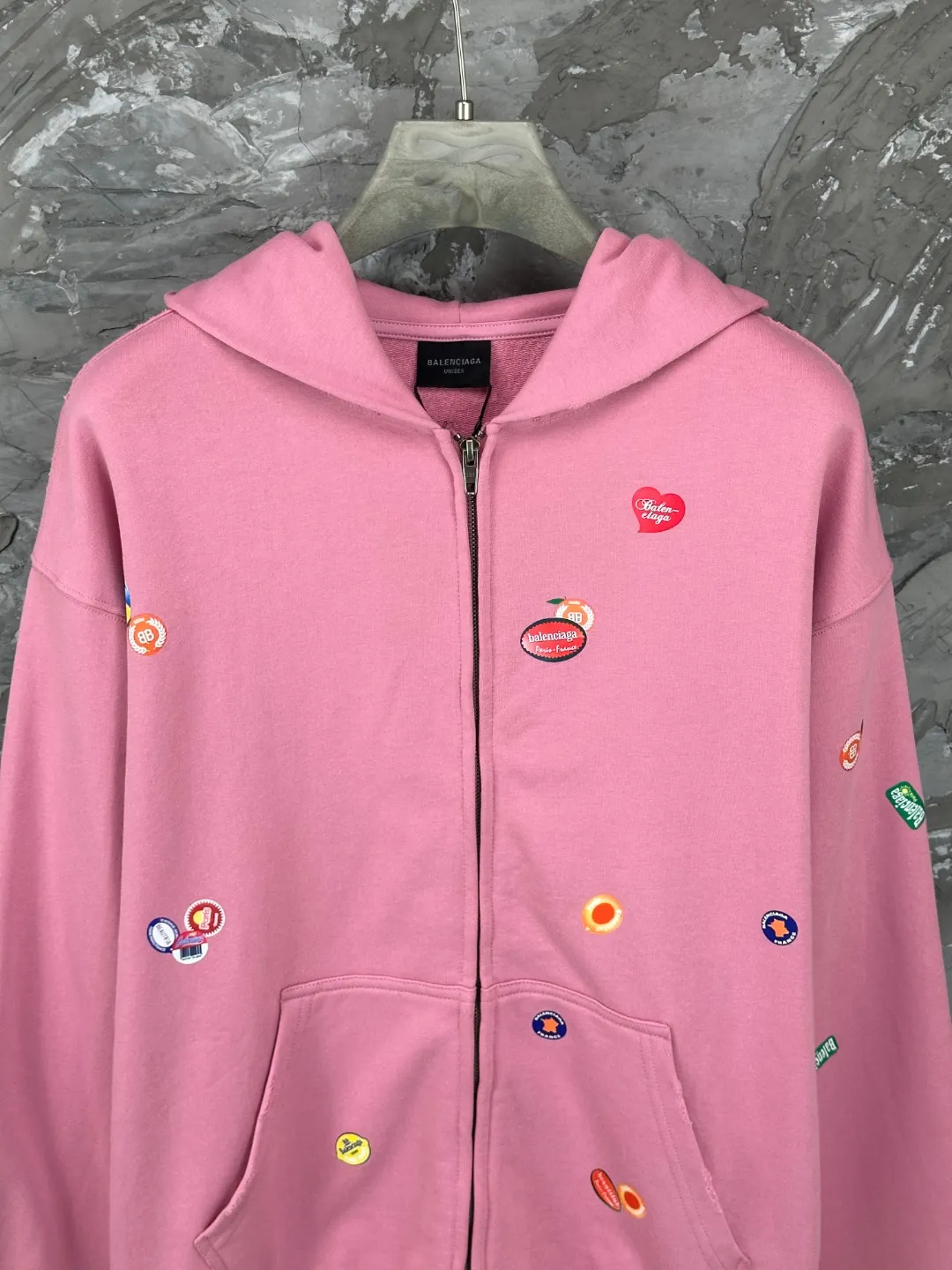 🅿️450 BALENCI*GA Paris fruit pattern Vintage hooded zipper sweatshirt. Growth positioning fixed-point computer spray printing and embossing. Manual master positioning and fixed-point grinding. Customized matching hardware. Clear letters. Three-dimensional effect. Exclusive matching woven and dyed 460g fabric. Threads are dyed in the same cylinder with zero color difference. Brick cabinet synchronization. Welcome to compare. Same style for men and women -Color: Gray Pink -SIZE: Xs S M L Style number 8979#