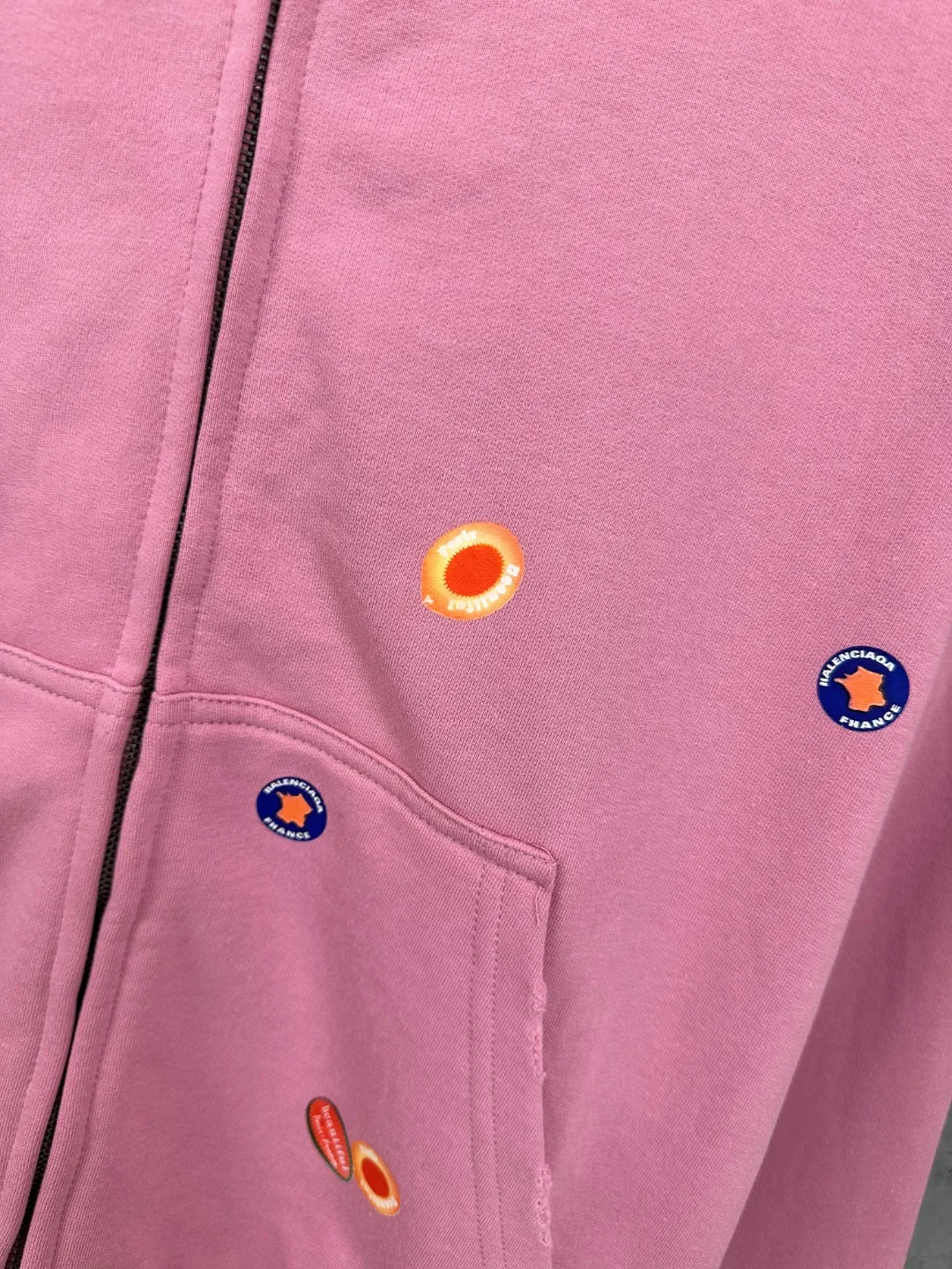 🅿️450 BALENCI*GA Paris fruit pattern Vintage hooded zipper sweatshirt. Growth positioning fixed-point computer spray printing and embossing. Manual master positioning and fixed-point grinding. Customized matching hardware. Clear letters. Three-dimensional effect. Exclusive matching woven and dyed 460g fabric. Threads are dyed in the same cylinder with zero color difference. Brick cabinet synchronization. Welcome to compare. Same style for men and women -Color: Gray Pink -SIZE: Xs S M L Style number 8979#