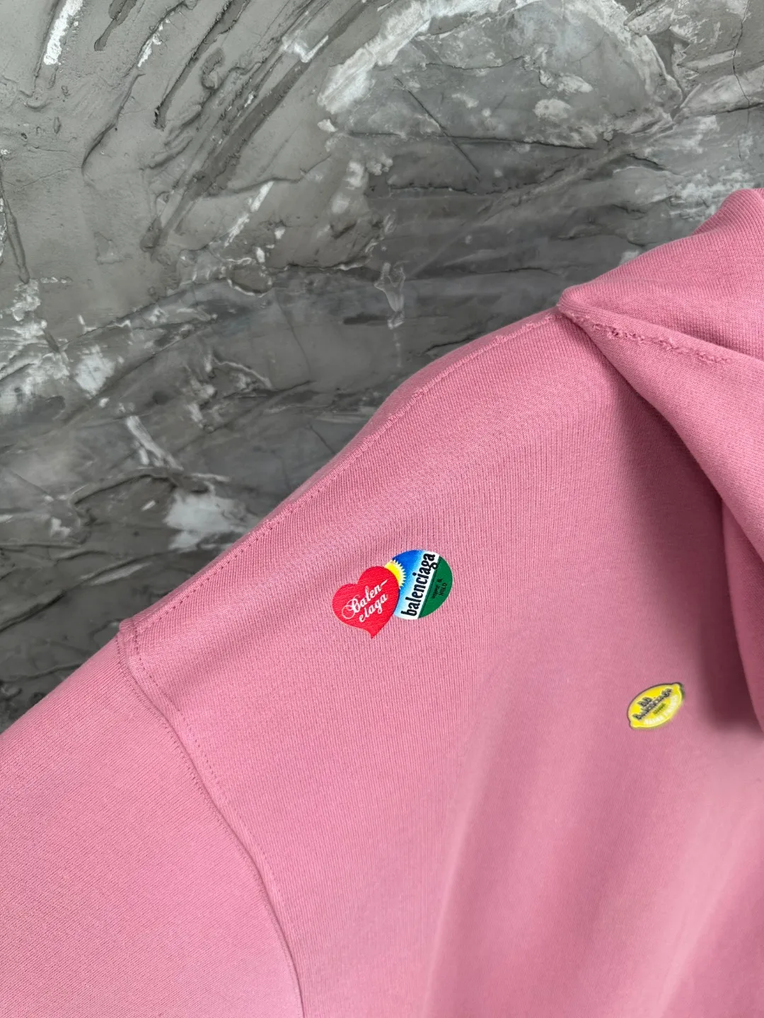 🅿️450 BALENCI*GA Paris fruit pattern Vintage hooded zipper sweatshirt. Growth positioning fixed-point computer spray printing and embossing. Manual master positioning and fixed-point grinding. Customized matching hardware. Clear letters. Three-dimensional effect. Exclusive matching woven and dyed 460g fabric. Threads are dyed in the same cylinder with zero color difference. Brick cabinet synchronization. Welcome to compare. Same style for men and women -Color: Gray Pink -SIZE: Xs S M L Style number 8979#