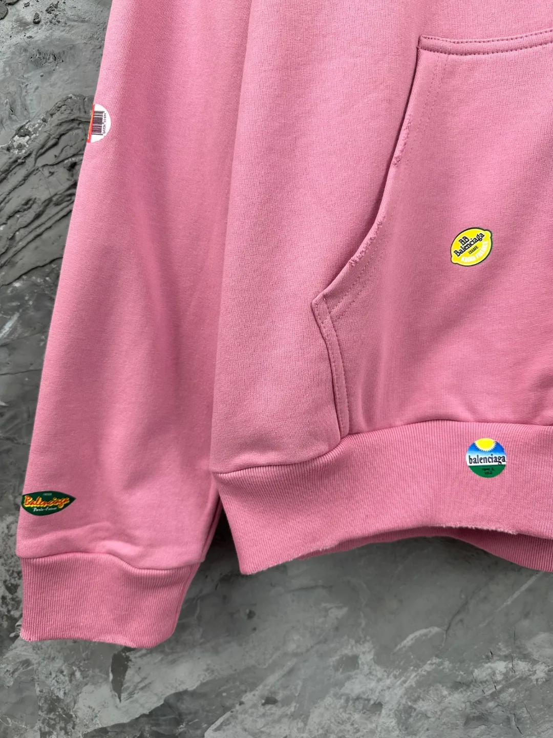 🅿️450 BALENCI*GA Paris fruit pattern Vintage hooded zipper sweatshirt. Growth positioning fixed-point computer spray printing and embossing. Manual master positioning and fixed-point grinding. Customized matching hardware. Clear letters. Three-dimensional effect. Exclusive matching woven and dyed 460g fabric. Threads are dyed in the same cylinder with zero color difference. Brick cabinet synchronization. Welcome to compare. Same style for men and women -Color: Gray Pink -SIZE: Xs S M L Style number 8979#