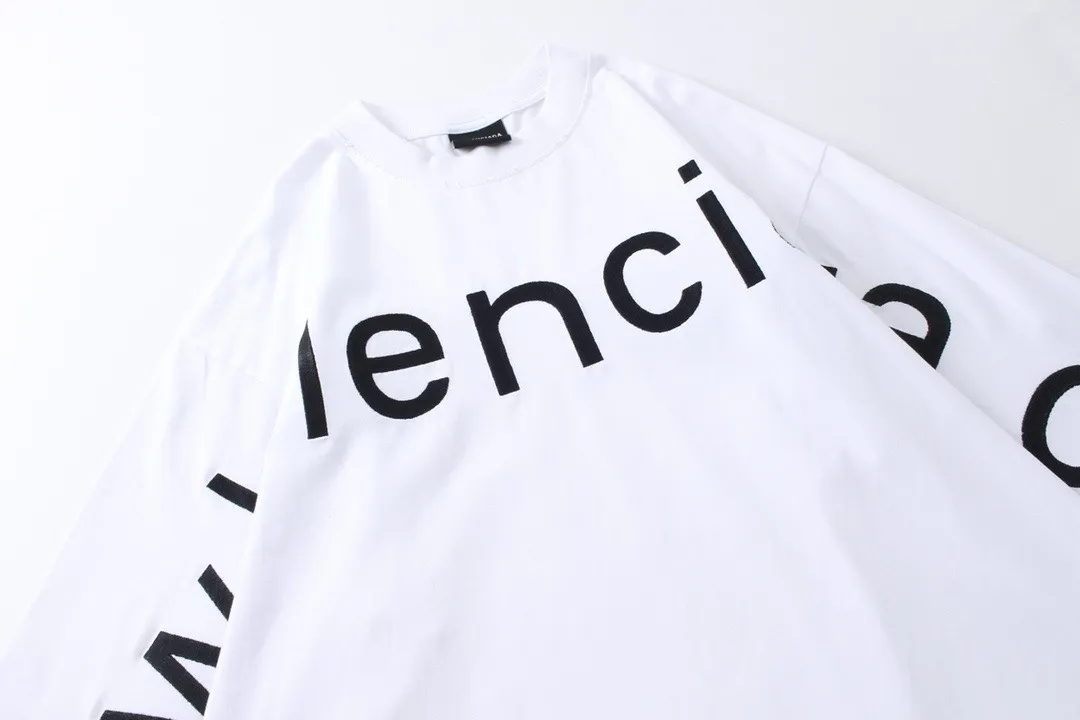 🅿️250 Actual pictures [Top version. Official website quality] BALENCI*GA/Paris BALENCI*GA#2024 latest model, Paris website embroidered letters large LOGO long-sleeved T-shirt. Brick cabinet sync. The first genuine product was developed, with over 200,000 stitches of counter-position embroidery on the chest. Notice! ️Full letter embroidery, welcome to compare! The fabric is made of Paris ZP custom-woven and dyed 100% cotton double-yarn compact cotton. The weight is 260 grams. The cloth surface is clean. The cloth pattern is clear. It is soft and comfortable. It has good color fastness and is not easy to change color. The threads are woven and dyed with no color difference. The embroidery is done using imported Tajima embroidery machines. Super 20W needle thread embroidery, accurate positioning, three-dimensional effect, clear lines. No burrs and miscellaneous threads, ultra-high craftsmanship embroidery. The version adopts OS loose shoulder design. Same style for men and women. Code: BL225001 Color: black, white. Size: XS S M L