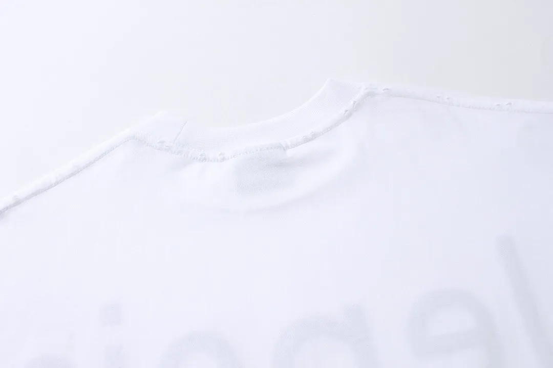 🅿️250 Actual pictures [Top version. Official website quality] BALENCI*GA/Paris BALENCI*GA#2024 latest model, Paris website embroidered letters large LOGO long-sleeved T-shirt. Brick cabinet sync. The first genuine product was developed, with over 200,000 stitches of counter-position embroidery on the chest. Notice! ️Full letter embroidery, welcome to compare! The fabric is made of Paris ZP custom-woven and dyed 100% cotton double-yarn compact cotton. The weight is 260 grams. The cloth surface is clean. The cloth pattern is clear. It is soft and comfortable. It has good color fastness and is not easy to change color. The threads are woven and dyed with no color difference. The embroidery is done using imported Tajima embroidery machines. Super 20W needle thread embroidery, accurate positioning, three-dimensional effect, clear lines. No burrs and miscellaneous threads, ultra-high craftsmanship embroidery. The version adopts OS loose shoulder design. Same style for men and women. Code: BL225001 Color: black, white. Size: XS S M L