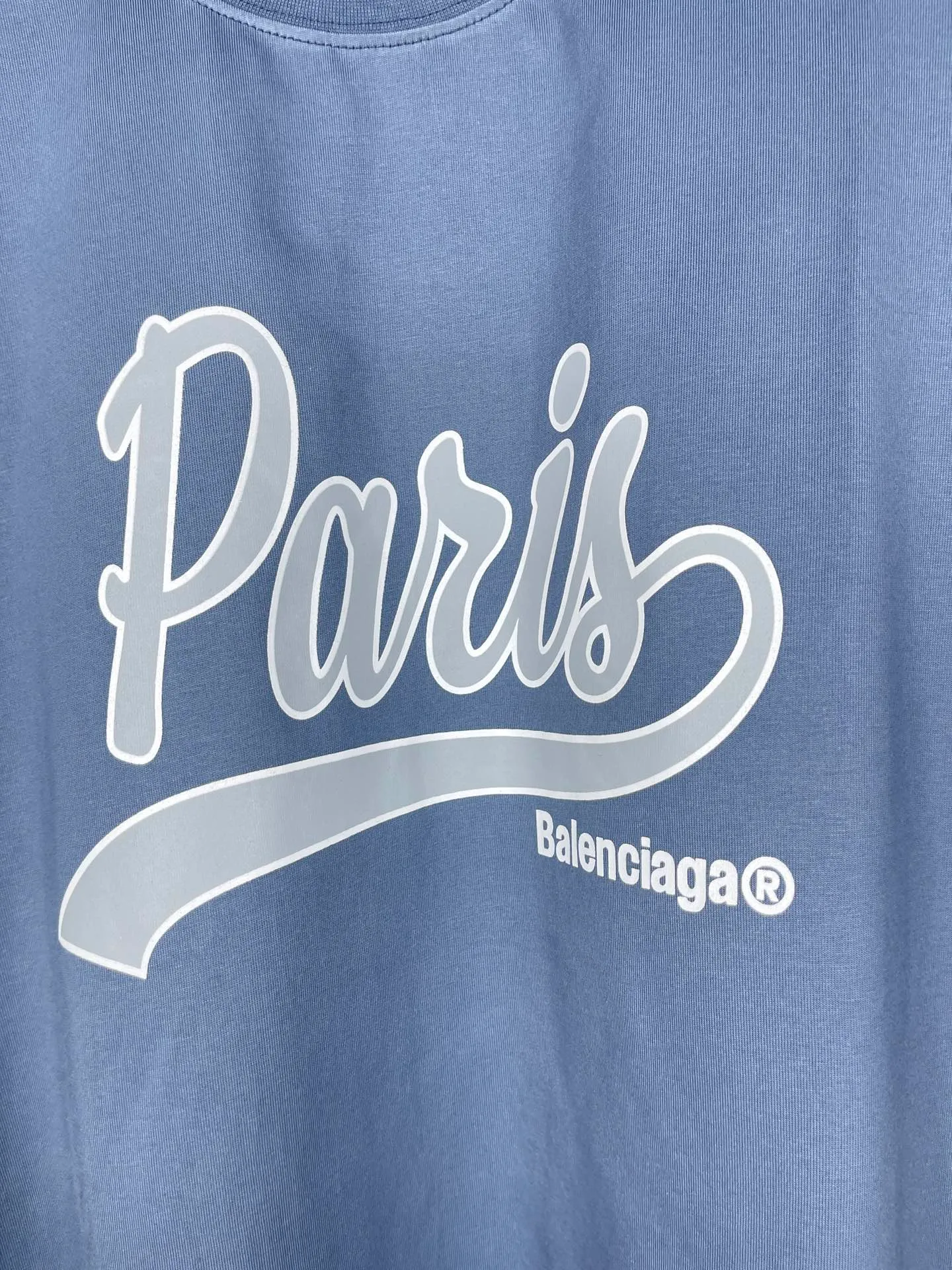 🅿️180 real photos [Top version. Official website quality] BALENCI*GA/Paris. SS24 latest model, front enjoy Paris art print short-sleeved T-shirt. Brick cabinet synchronization. Genuine product developed in the first time, happy to print and compare! The fabric is made of Paris ZP custom-woven and dyed cotton double yarn. Weighing 260 grams, the cloth surface is clean. The cloth pattern is clear, soft and comfortable. The threads are dyed with no color difference. The printing uses environmentally friendly imported materials. The letters are clear and the effect is three-dimensional. The version adopts OS loose shoulder design. Same style for men and women. Code: BL223370 Color: Hulan, red Size: XS S M L